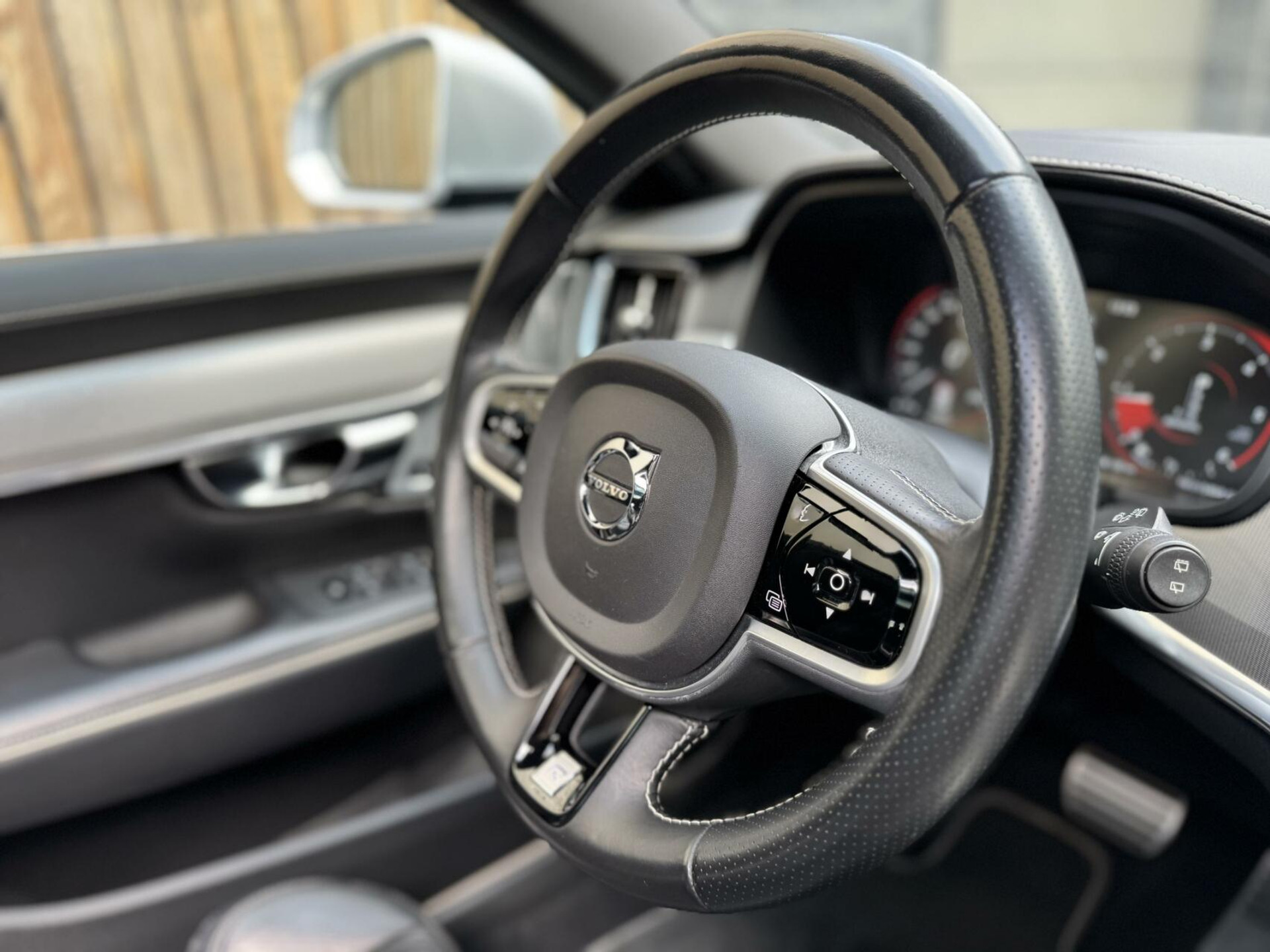 Volvo V90 2.0 D3 R-Design Automaat | Panoramadak | Leren bekleding | Camera met rondomzicht | Bowers&Wilkins | Adaptieve cruise control | Head-up Display | Apple CarPlay | LED | Parkeersensoren voor en achter 45638229-65.jpg | Timcars.nl