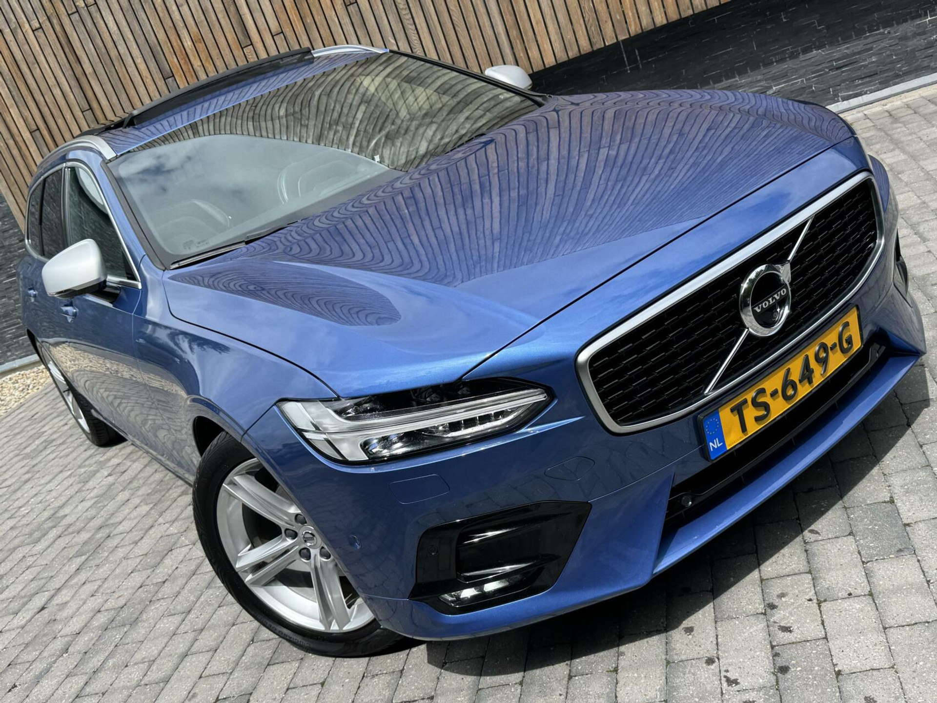 Volvo V90 2.0 D3 R-Design Automaat | Panoramadak | Leren bekleding | Camera met rondomzicht | Bowers&Wilkins | Adaptieve cruise control | Head-up Display | Apple CarPlay | LED | Parkeersensoren voor en achter 45638229-66.jpg | Timcars.nl