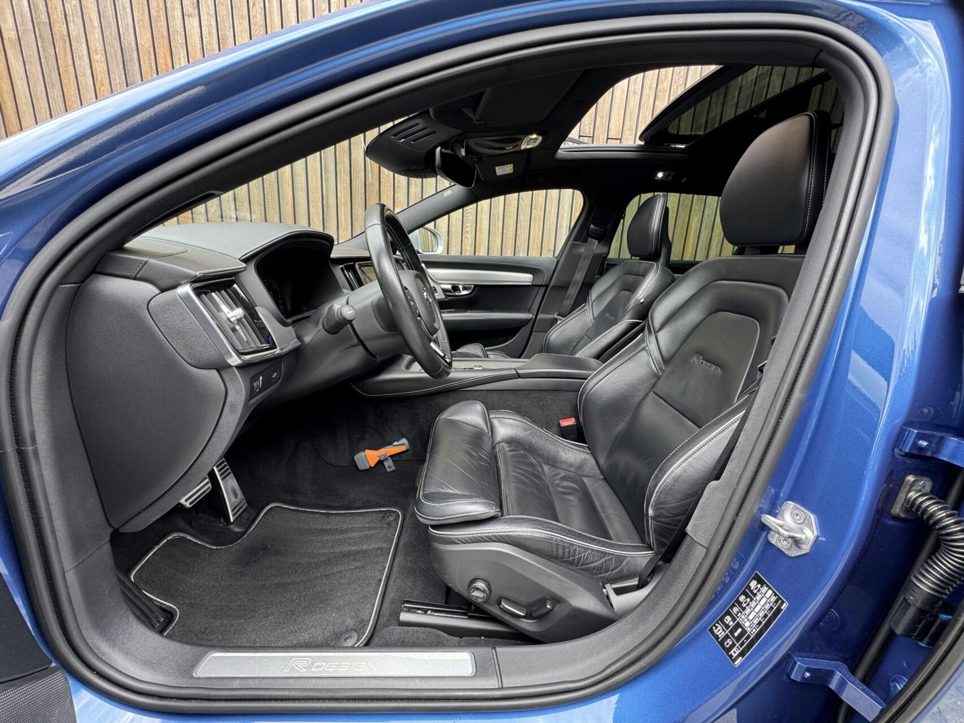 Volvo V90 2.0 D3 R-Design Automaat | Panoramadak | Leren bekleding | Camera met rondomzicht | Bowers&Wilkins | Adaptieve cruise control | Head-up Display | Apple CarPlay | LED | Parkeersensoren voor en achter 45638229-7.jpg | Timcars.nl