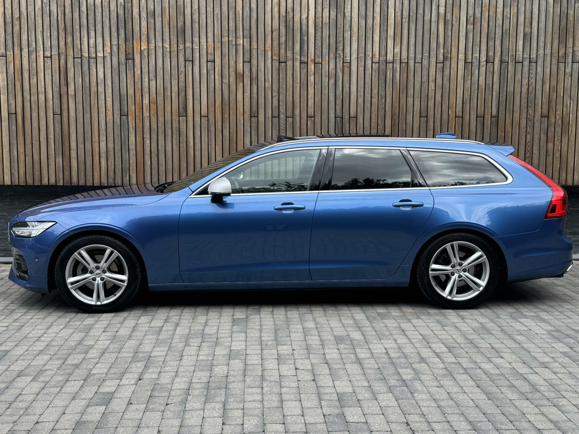 Volvo V90 2.0 D3 R-Design Automaat | Panoramadak | Leren bekleding | Camera met rondomzicht | Bowers&Wilkins | Adaptieve cruise control | Head-up Display | Apple CarPlay | LED | Parkeersensoren voor en achter 45638229-70.jpg | Timcars.nl