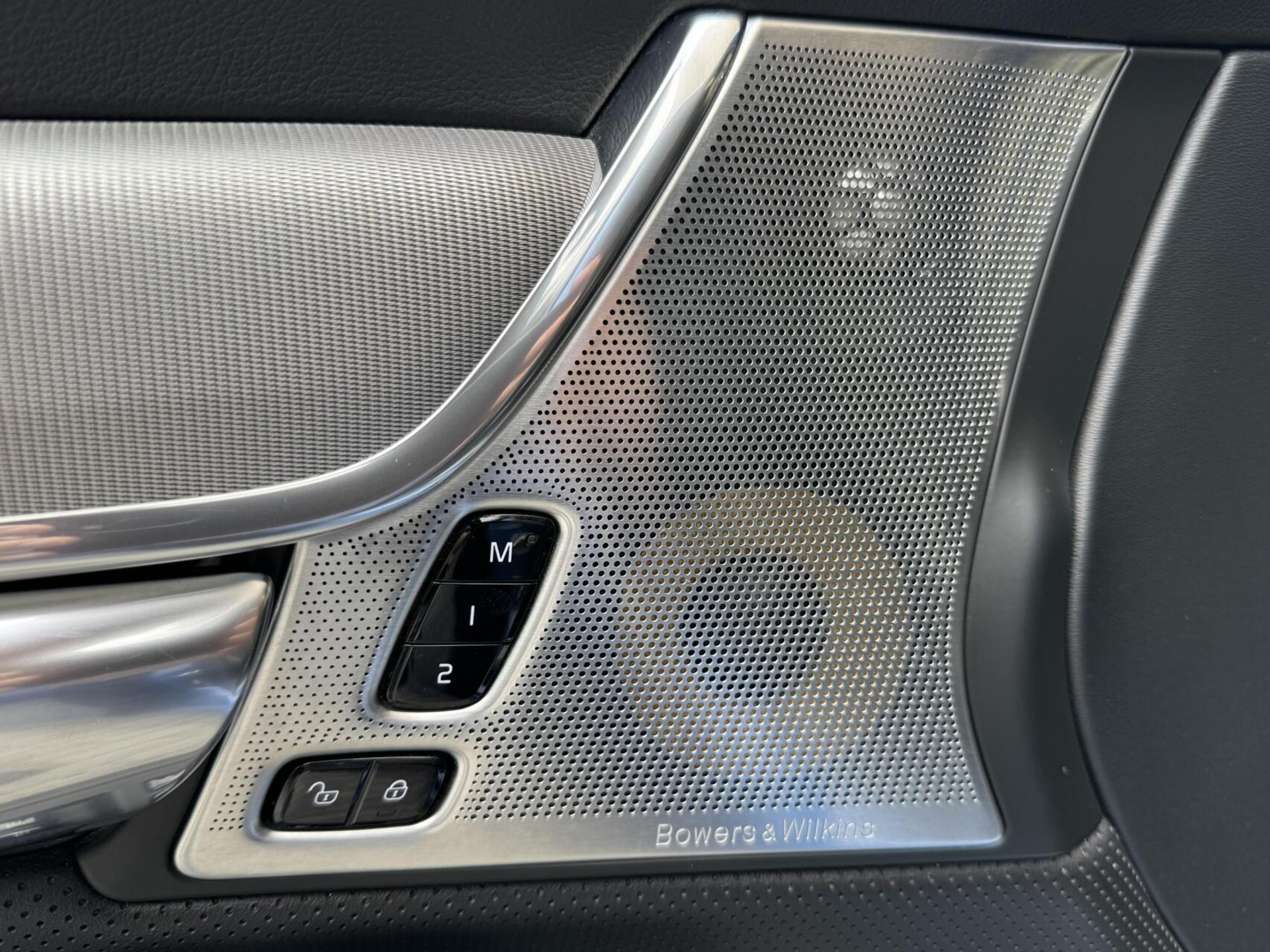 Volvo V90 2.0 D3 R-Design Automaat | Panoramadak | Leren bekleding | Camera met rondomzicht | Bowers&Wilkins | Adaptieve cruise control | Head-up Display | Apple CarPlay | LED | Parkeersensoren voor en achter 45638229-9.jpg | Timcars.nl