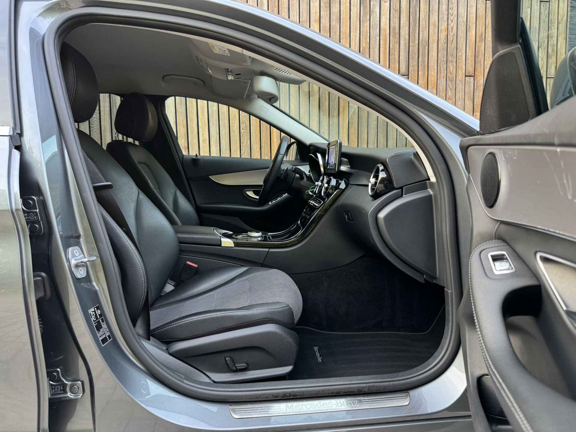 Mercedes-Benz C-Klasse Estate 180 Business Automaat Navigatiesysteem | Trekhaak | LED verlichting | Climate control | Cruise control | Getint glas | 17 inch lichtmetalen velgen | Achteruitrijcamera | Parkeersensoren voor achter 45666873-34.jpg | Timcars.nl