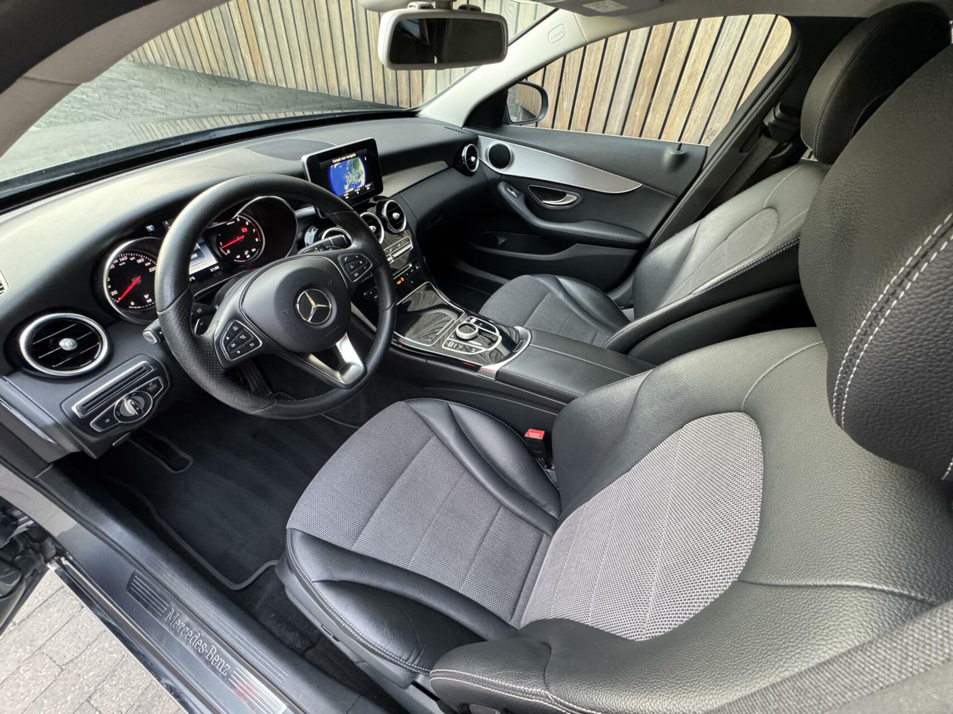 Mercedes-Benz C-Klasse Estate 180 Business Automaat Navigatiesysteem | Trekhaak | LED verlichting | Climate control | Cruise control | Getint glas | 17 inch lichtmetalen velgen | Achteruitrijcamera | Parkeersensoren voor achter 45666873-7.jpg | Timcars.nl