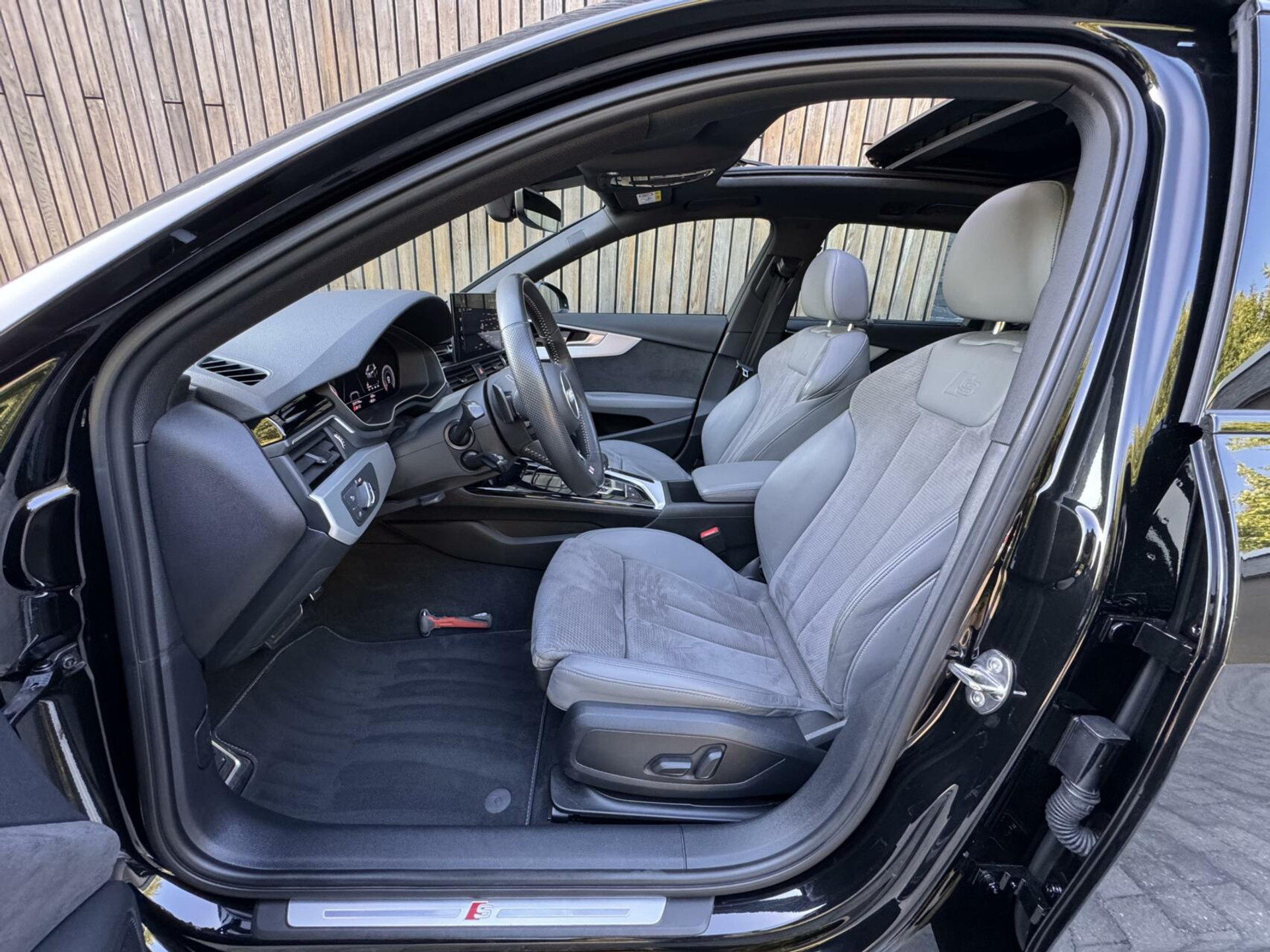 Audi A4 Avant 35 TFSI S-line Automaat | Panoramadak | Leer/alcantara bekleding | Elektrisch verstelbare bestuurdersstoel | LED verlichting | Bang&Olufsen audio | Apple CarPlay | Parkeersensoren voor en achter 45947186-11.jpg | Timcars.nl