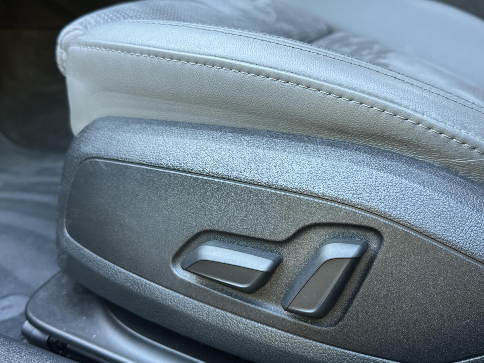 Audi A4 Avant 35 TFSI S-line Automaat | Panoramadak | Leer/alcantara bekleding | Elektrisch verstelbare bestuurdersstoel | LED verlichting | Bang&Olufsen audio | Apple CarPlay | Parkeersensoren voor en achter 45947186-12.jpg | Timcars.nl