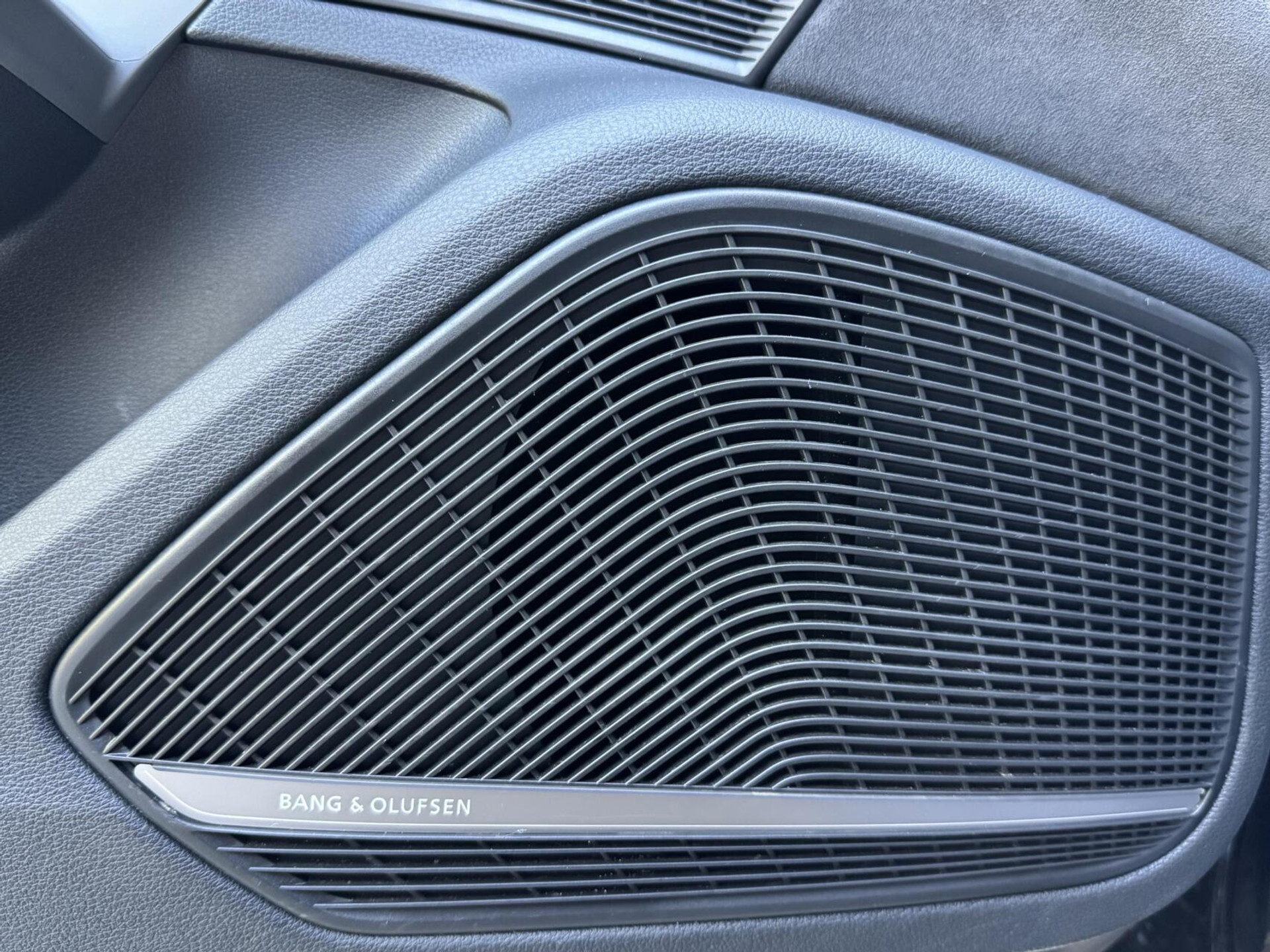 Audi A4 Avant 35 TFSI S-line Automaat | Panoramadak | Leer/alcantara bekleding | Elektrisch verstelbare bestuurdersstoel | LED verlichting | Bang&Olufsen audio | Apple CarPlay | Parkeersensoren voor en achter 45947186-14.jpg | Timcars.nl