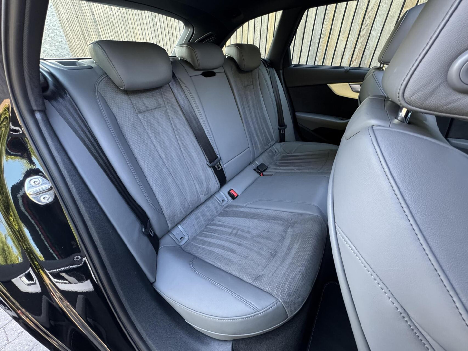 Audi A4 Avant 35 TFSI S-line Automaat | Panoramadak | Leer/alcantara bekleding | Elektrisch verstelbare bestuurdersstoel | LED verlichting | Bang&Olufsen audio | Apple CarPlay | Parkeersensoren voor en achter 45947186-47.jpg | Timcars.nl