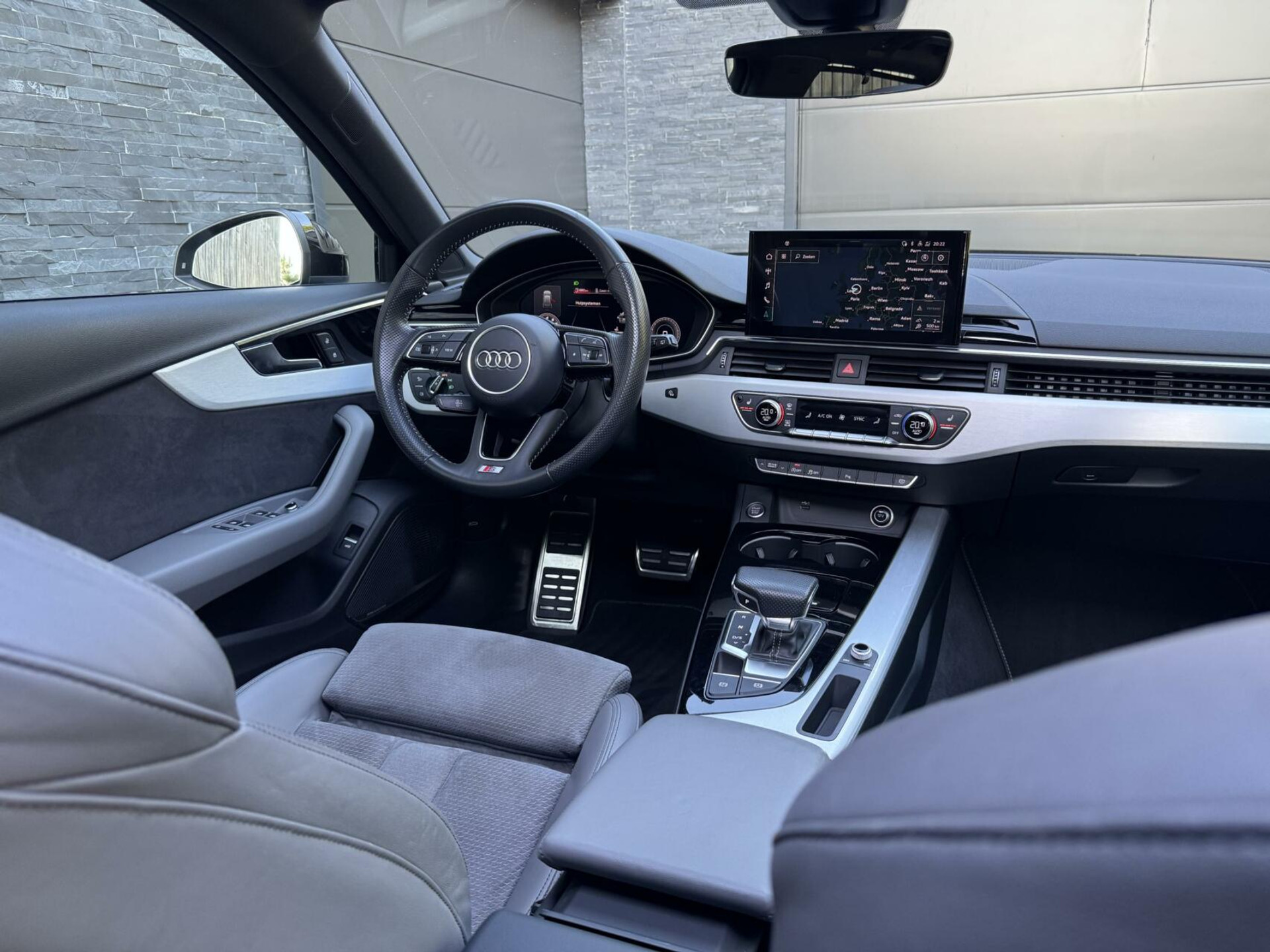 Audi A4 Avant 35 TFSI S-line Automaat | Panoramadak | Leer/alcantara bekleding | Elektrisch verstelbare bestuurdersstoel | LED verlichting | Bang&Olufsen audio | Apple CarPlay | Parkeersensoren voor en achter 45947186-57.jpg | Timcars.nl