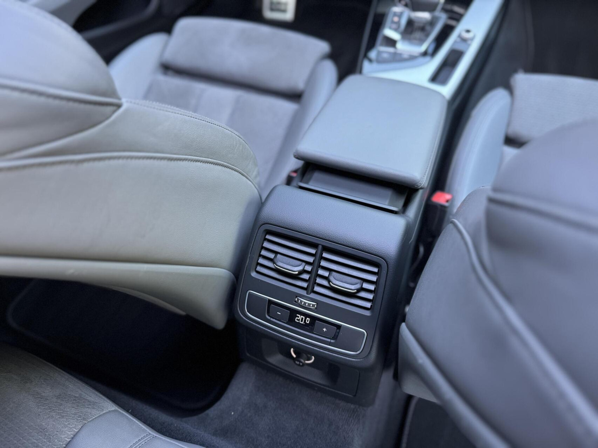 Audi A4 Avant 35 TFSI S-line Automaat | Panoramadak | Leer/alcantara bekleding | Elektrisch verstelbare bestuurdersstoel | LED verlichting | Bang&Olufsen audio | Apple CarPlay | Parkeersensoren voor en achter 45947186-60.jpg | Timcars.nl