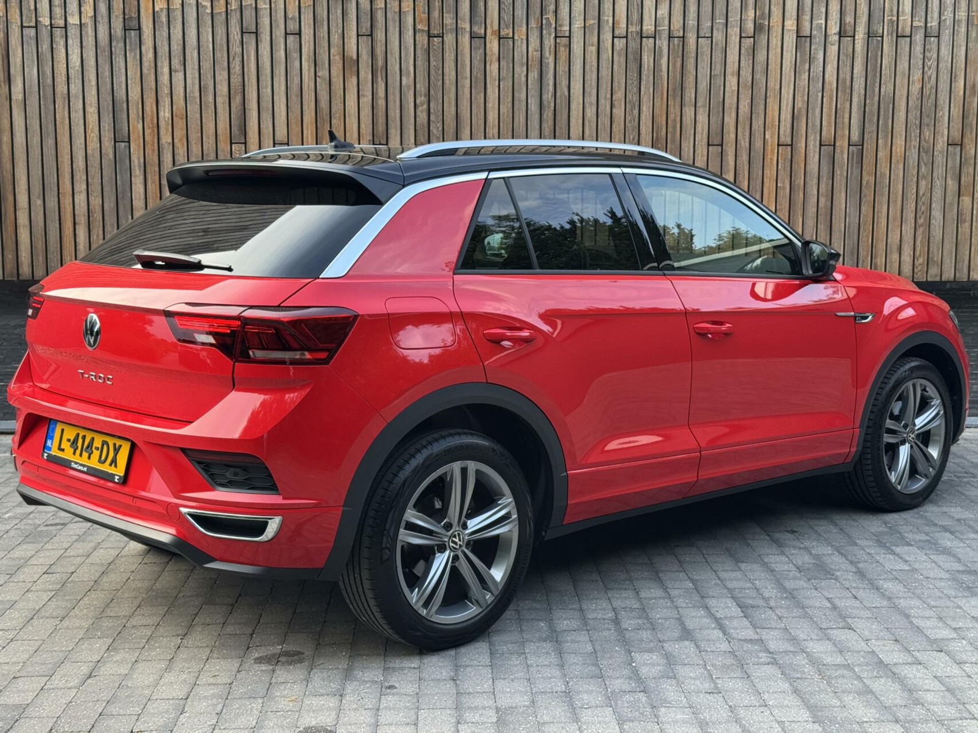 Volkswagen T-Roc 1.5 TSI R-line Automaat | Stoelverwarming | Achteruitrijcamera | Climate control adaptief | Climate control | Keyless entry&start | LED verlichting | Parkeersensoren voor en achter 46544507-1.jpg | Timcars.nl