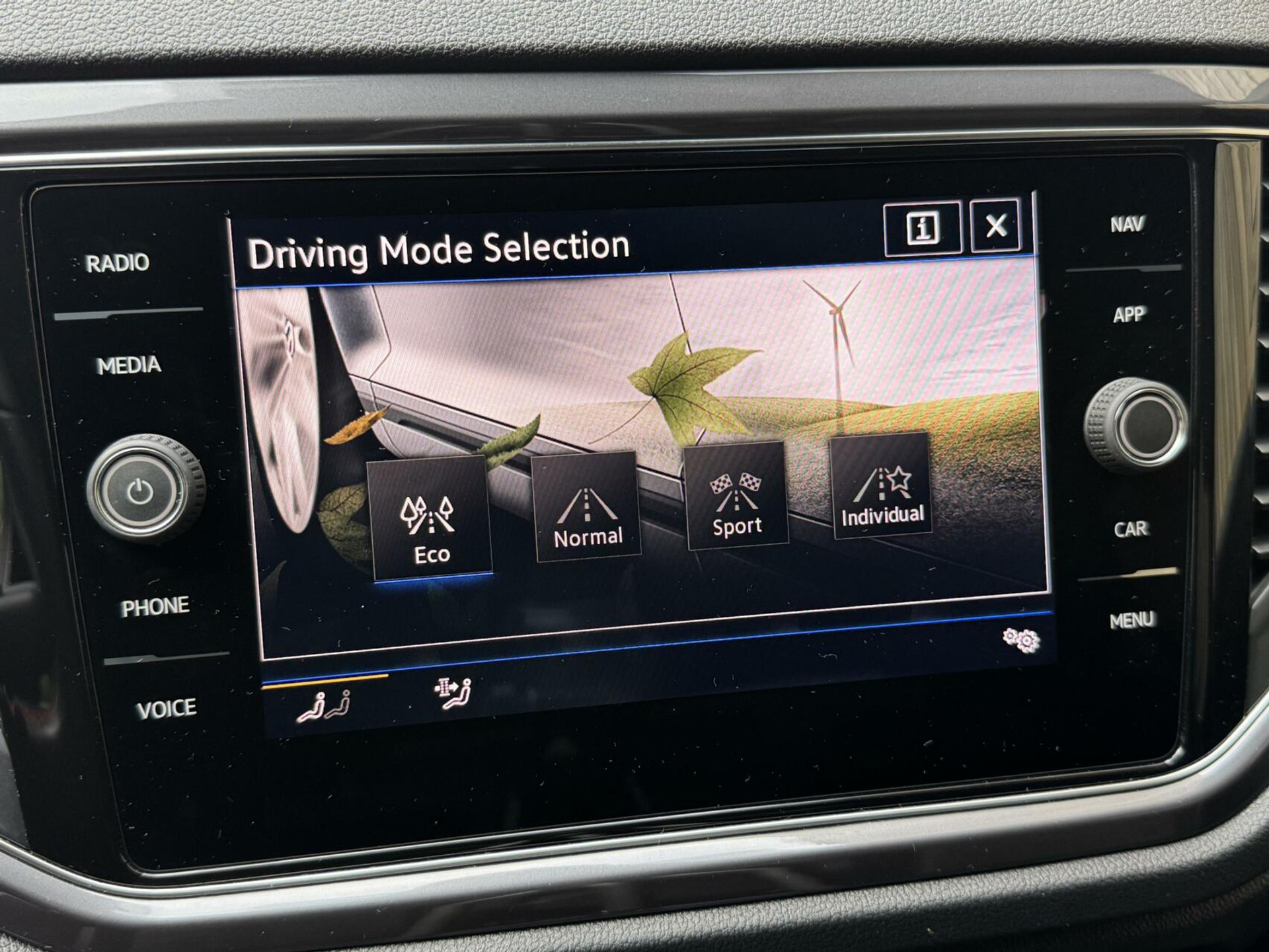 Volkswagen T-Roc 1.5 TSI R-line Automaat | Stoelverwarming | Achteruitrijcamera | Climate control adaptief | Climate control | Keyless entry&start | LED verlichting | Parkeersensoren voor en achter 46544507-25.jpg | Timcars.nl