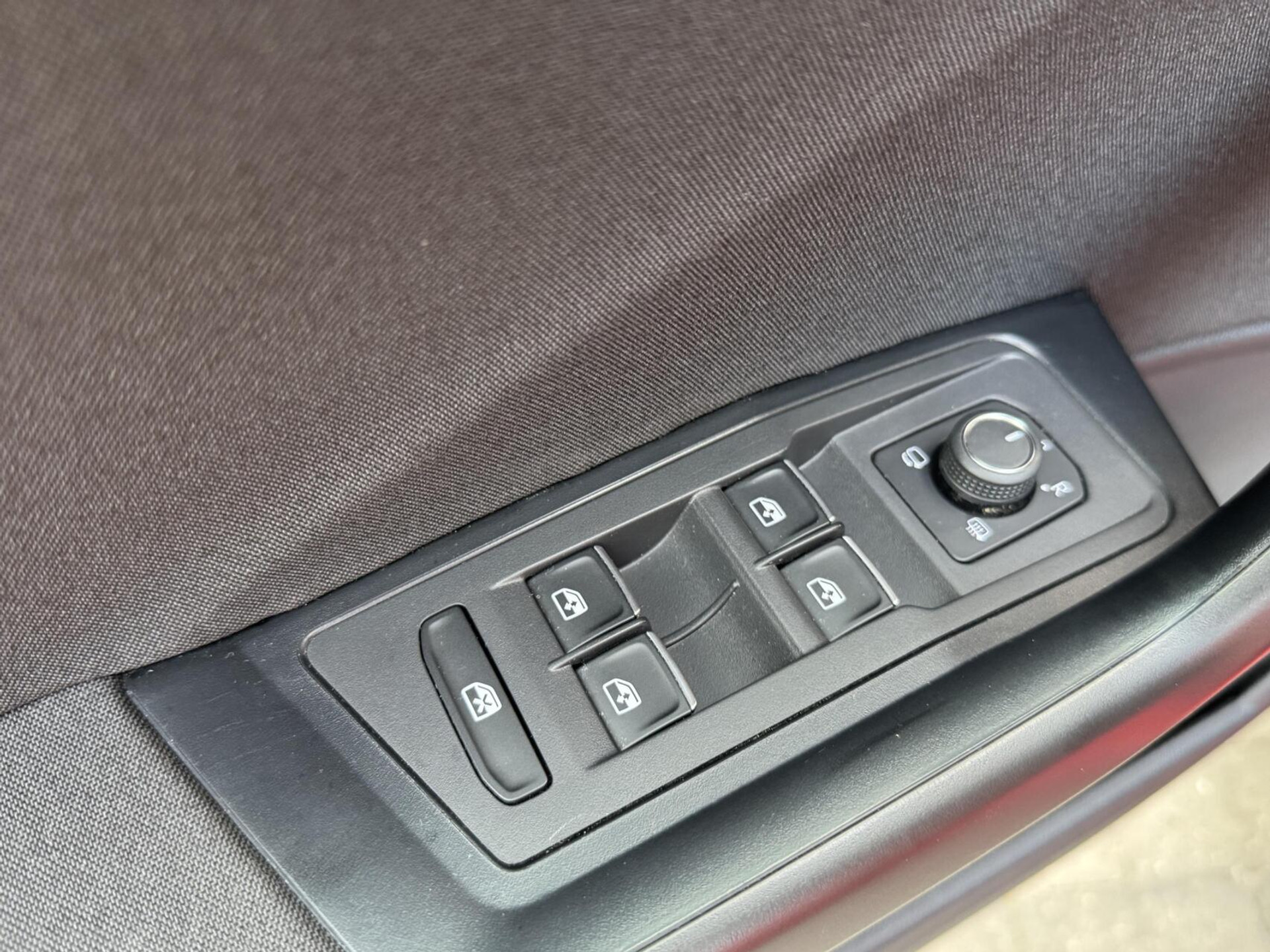 Volkswagen T-Roc 1.5 TSI R-line Automaat | Stoelverwarming | Achteruitrijcamera | Climate control adaptief | Climate control | Keyless entry&start | LED verlichting | Parkeersensoren voor en achter 46544507-3.jpg | Timcars.nl