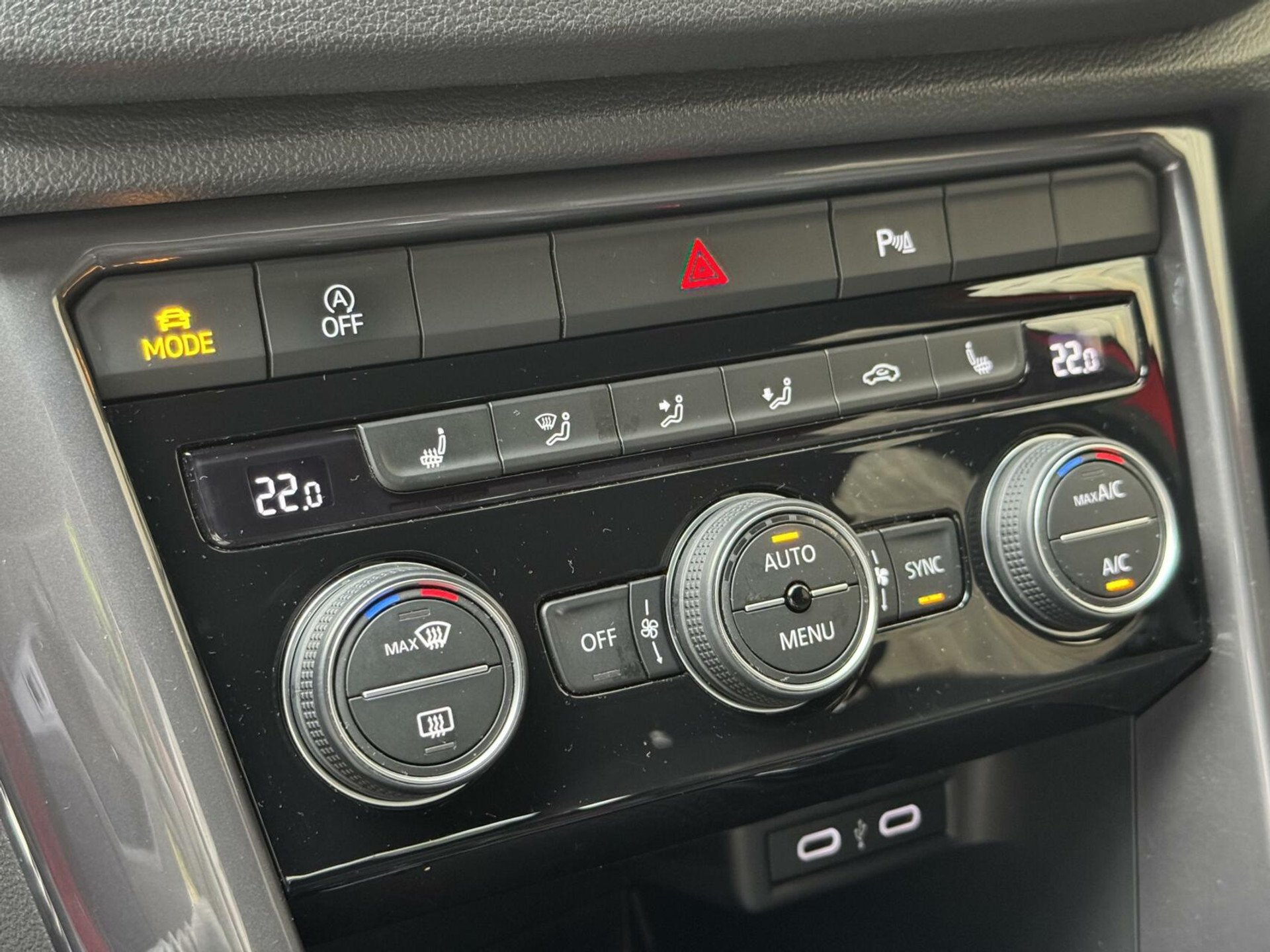 Volkswagen T-Roc 1.5 TSI R-line Automaat | Stoelverwarming | Achteruitrijcamera | Climate control adaptief | Climate control | Keyless entry&start | LED verlichting | Parkeersensoren voor en achter 46544507-31.jpg | Timcars.nl