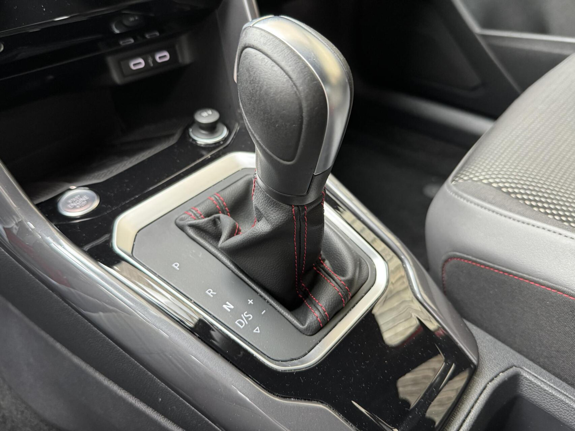 Volkswagen T-Roc 1.5 TSI R-line Automaat | Stoelverwarming | Achteruitrijcamera | Climate control adaptief | Climate control | Keyless entry&start | LED verlichting | Parkeersensoren voor en achter 46544507-32.jpg | Timcars.nl