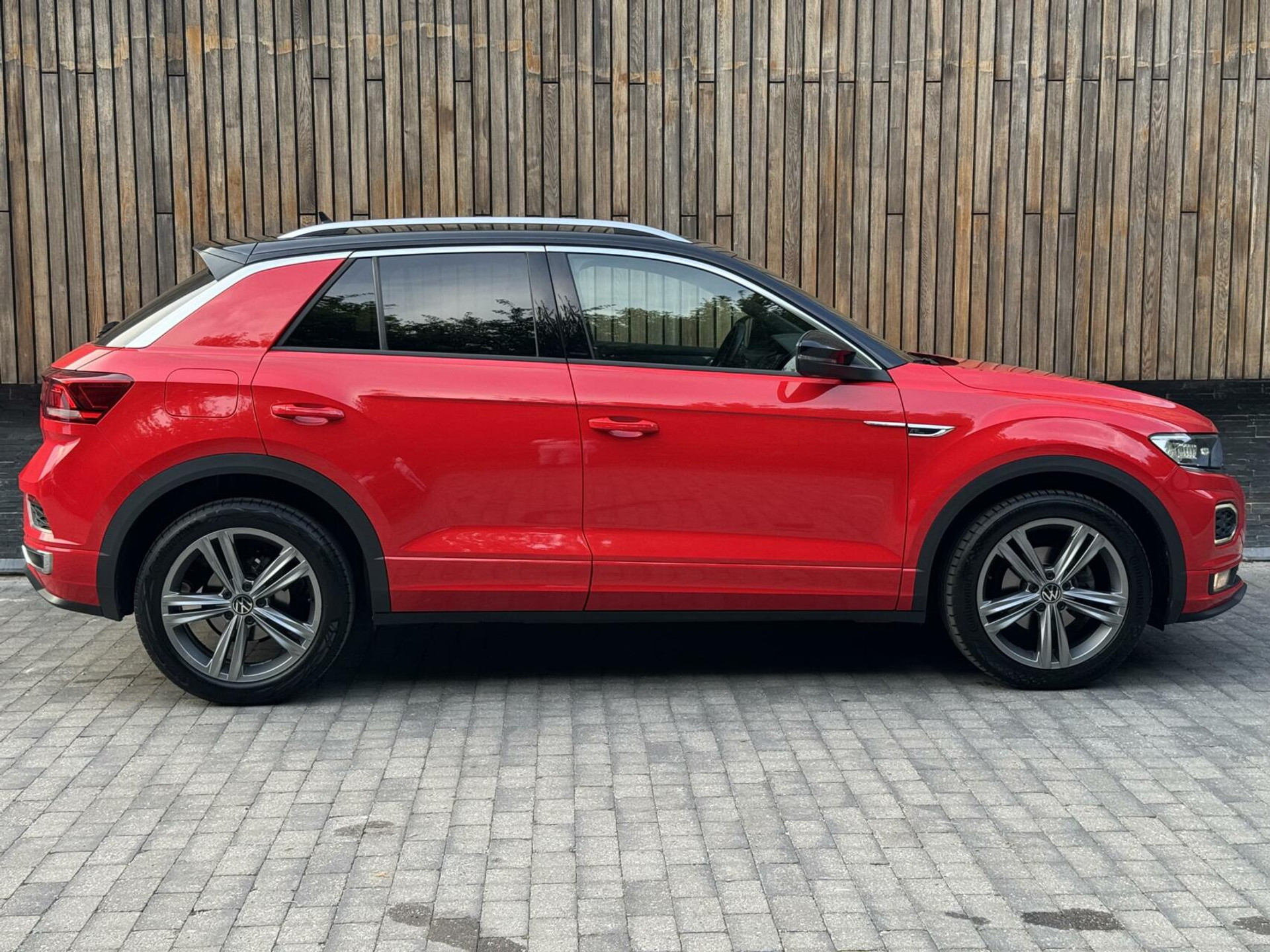 Volkswagen T-Roc 1.5 TSI R-line Automaat | Stoelverwarming | Achteruitrijcamera | Climate control adaptief | Climate control | Keyless entry&start | LED verlichting | Parkeersensoren voor en achter 46544507-36.jpg | Timcars.nl