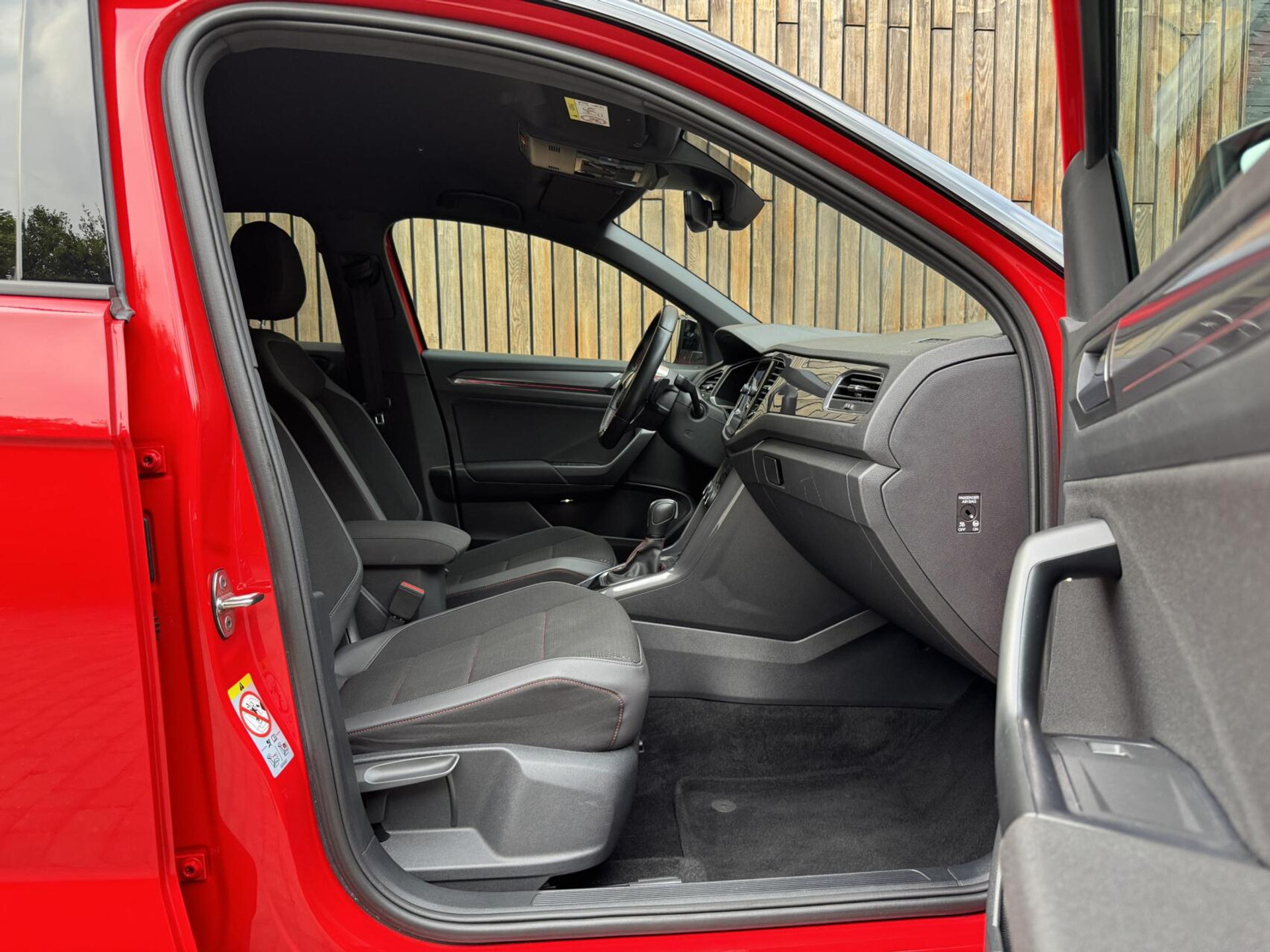 Volkswagen T-Roc 1.5 TSI R-line Automaat | Stoelverwarming | Achteruitrijcamera | Climate control adaptief | Climate control | Keyless entry&start | LED verlichting | Parkeersensoren voor en achter 46544507-39.jpg | Timcars.nl