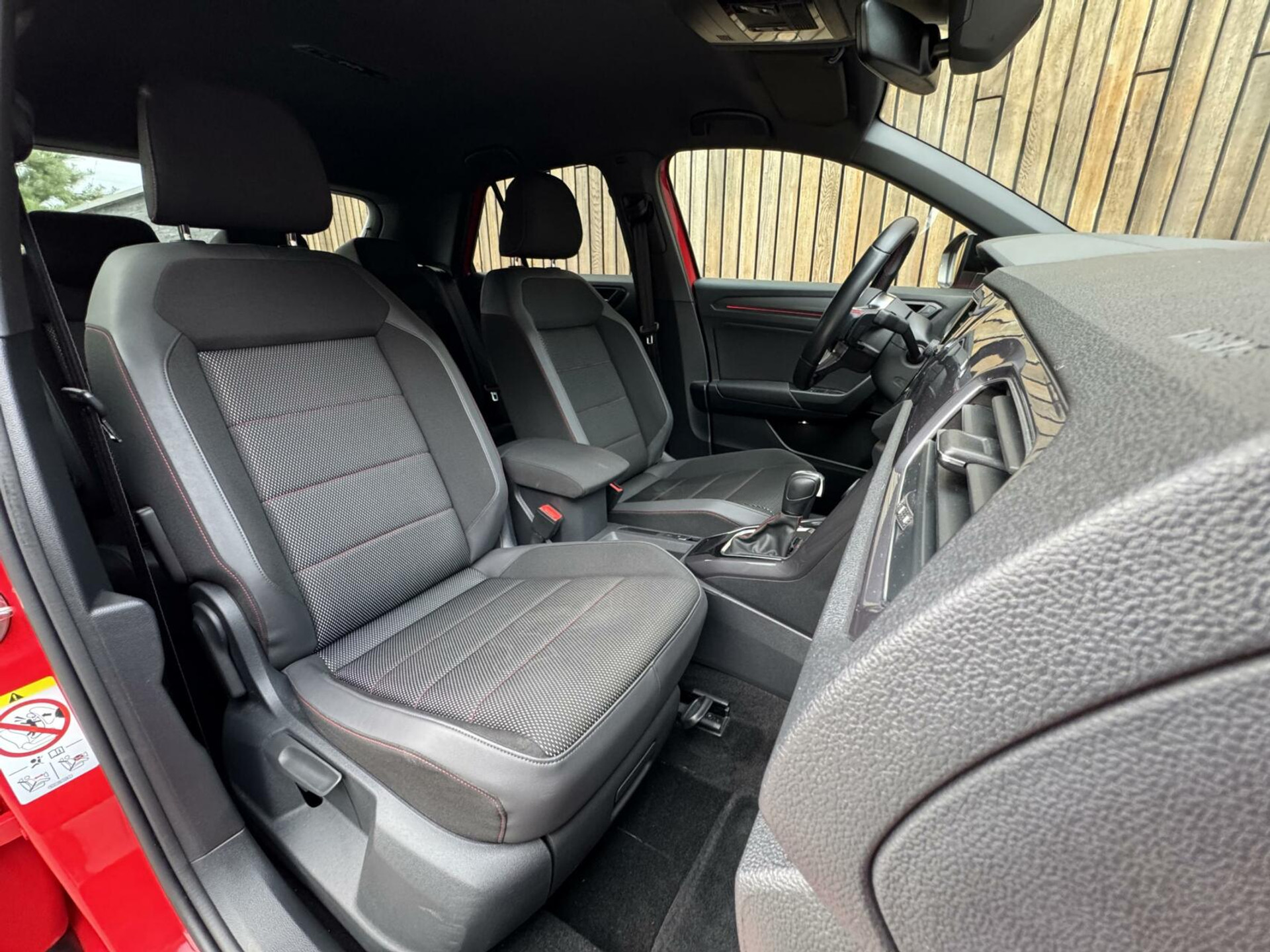 Volkswagen T-Roc 1.5 TSI R-line Automaat | Stoelverwarming | Achteruitrijcamera | Climate control adaptief | Climate control | Keyless entry&start | LED verlichting | Parkeersensoren voor en achter 46544507-40.jpg | Timcars.nl