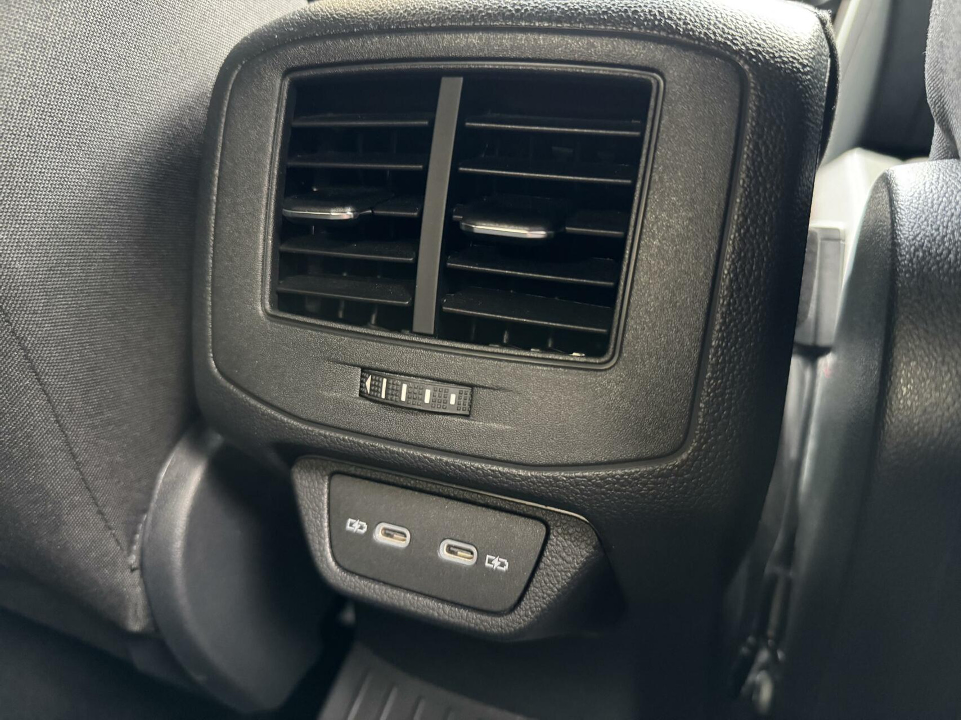 Volkswagen T-Roc 1.5 TSI R-line Automaat | Stoelverwarming | Achteruitrijcamera | Climate control adaptief | Climate control | Keyless entry&start | LED verlichting | Parkeersensoren voor en achter 46544507-44.jpg | Timcars.nl