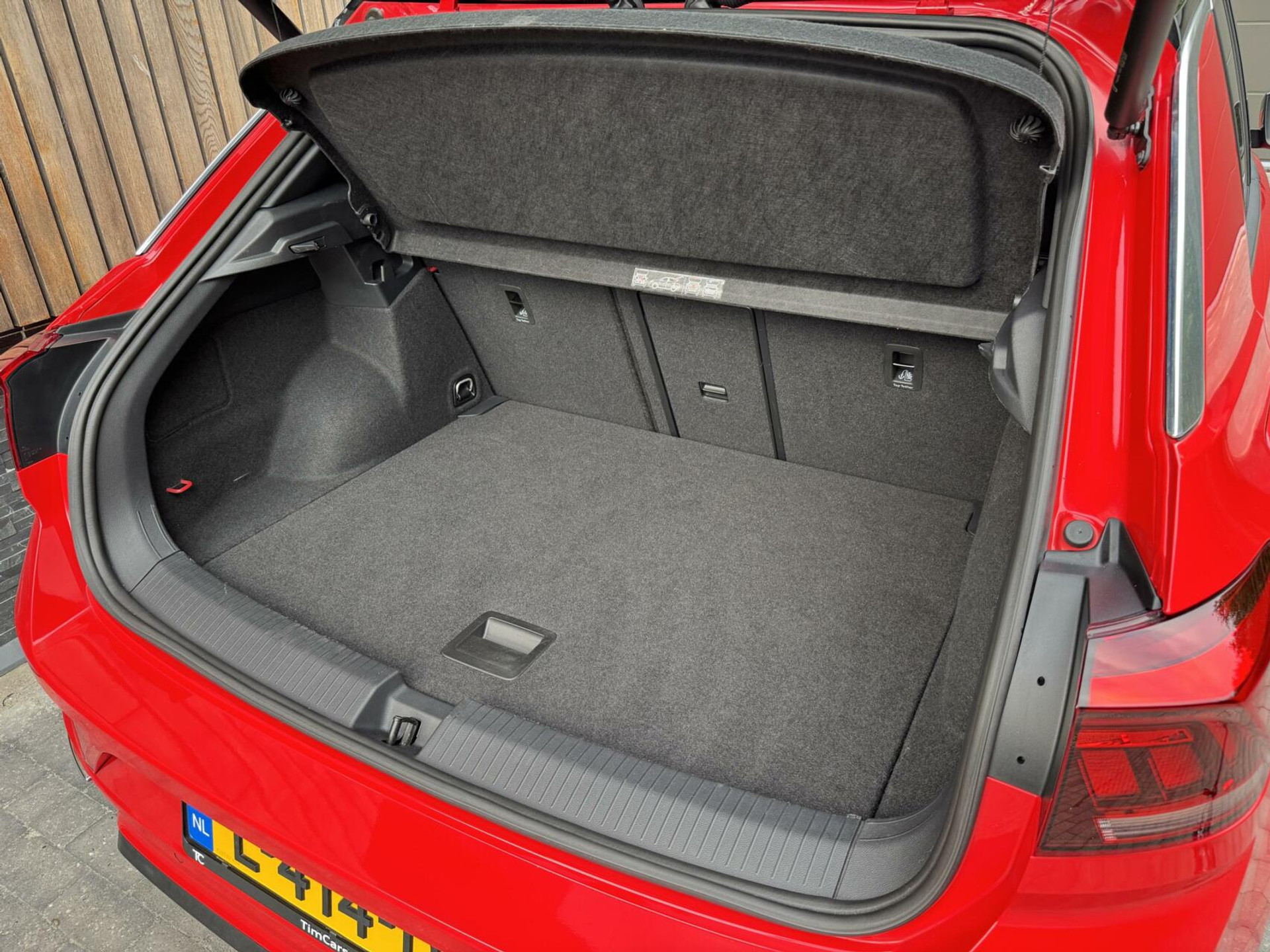 Volkswagen T-Roc 1.5 TSI R-line Automaat | Stoelverwarming | Achteruitrijcamera | Climate control adaptief | Climate control | Keyless entry&start | LED verlichting | Parkeersensoren voor en achter 46544507-45.jpg | Timcars.nl