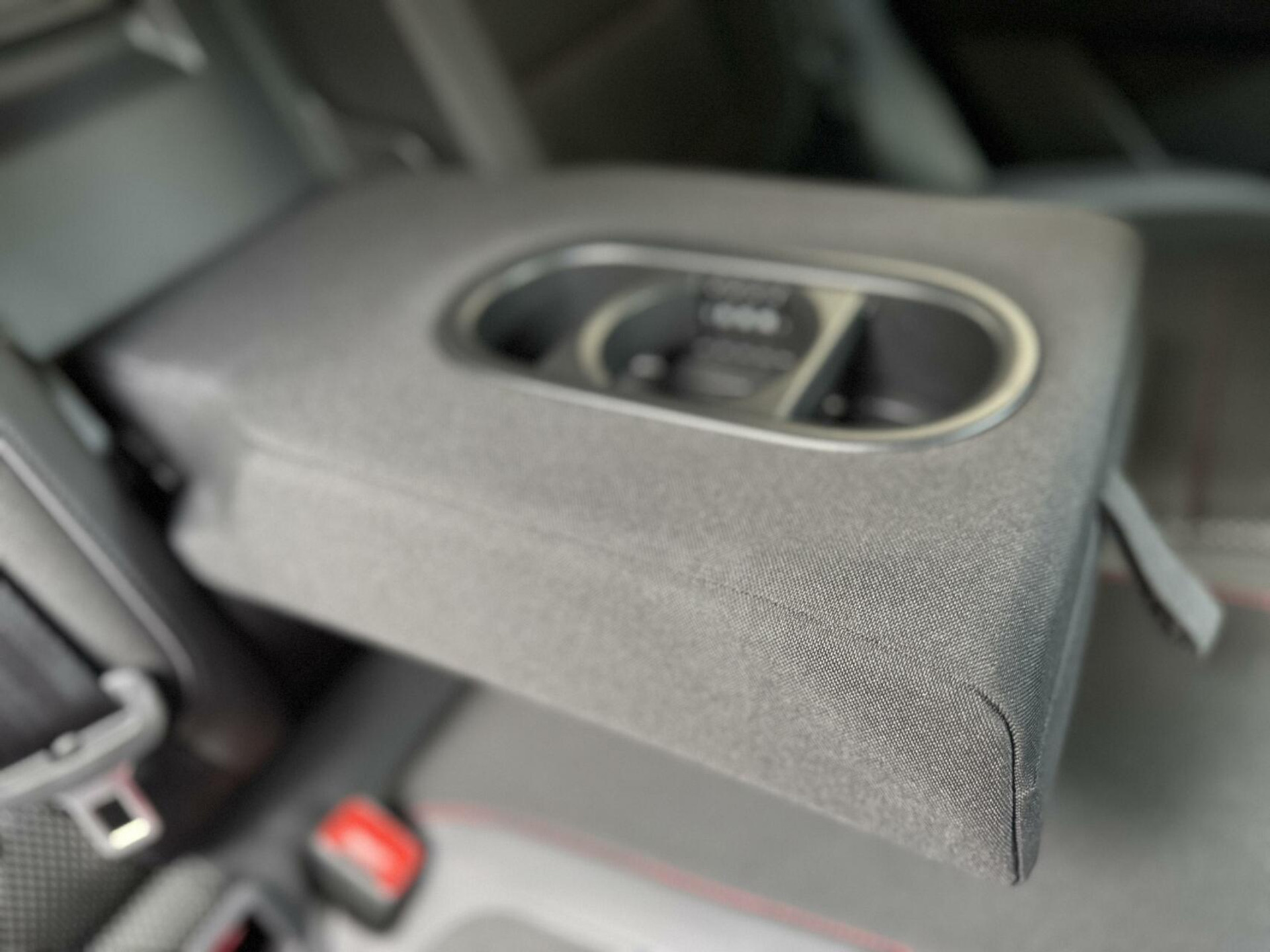 Volkswagen T-Roc 1.5 TSI R-line Automaat | Stoelverwarming | Achteruitrijcamera | Climate control adaptief | Climate control | Keyless entry&start | LED verlichting | Parkeersensoren voor en achter 46544507-48.jpg | Timcars.nl