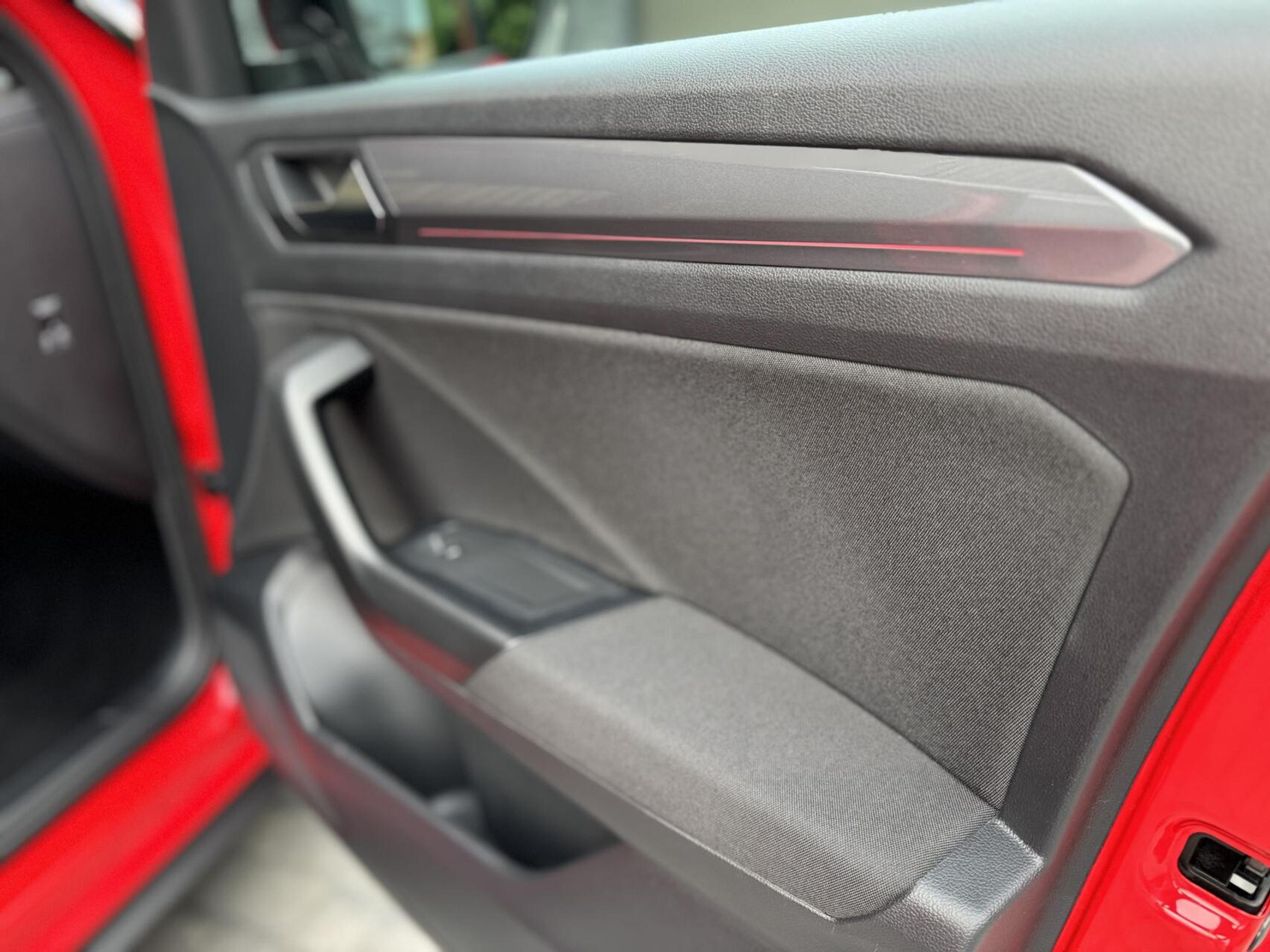 Volkswagen T-Roc 1.5 TSI R-line Automaat | Stoelverwarming | Achteruitrijcamera | Climate control adaptief | Climate control | Keyless entry&start | LED verlichting | Parkeersensoren voor en achter 46544507-49.jpg | Timcars.nl