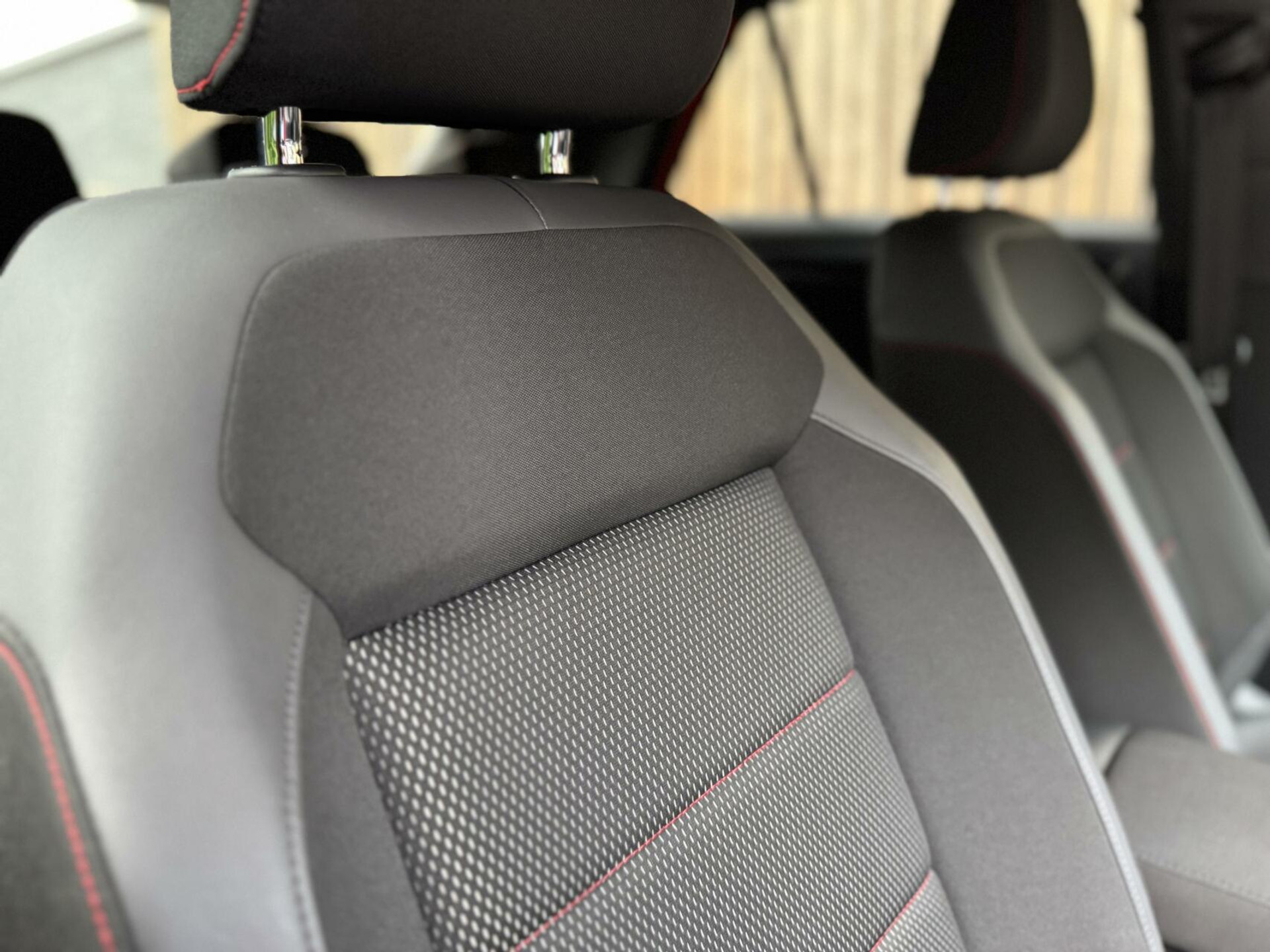 Volkswagen T-Roc 1.5 TSI R-line Automaat | Stoelverwarming | Achteruitrijcamera | Climate control adaptief | Climate control | Keyless entry&start | LED verlichting | Parkeersensoren voor en achter 46544507-50.jpg | Timcars.nl