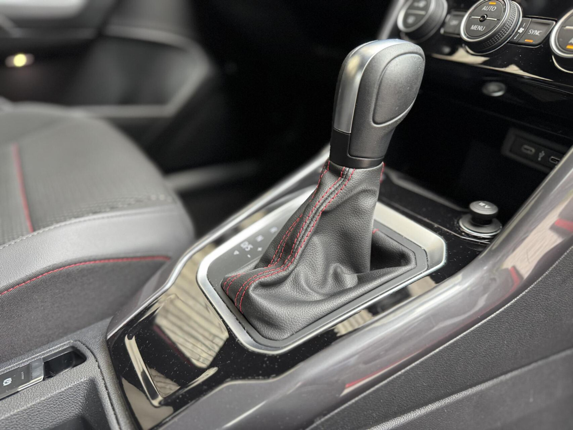 Volkswagen T-Roc 1.5 TSI R-line Automaat | Stoelverwarming | Achteruitrijcamera | Climate control adaptief | Climate control | Keyless entry&start | LED verlichting | Parkeersensoren voor en achter 46544507-53.jpg | Timcars.nl