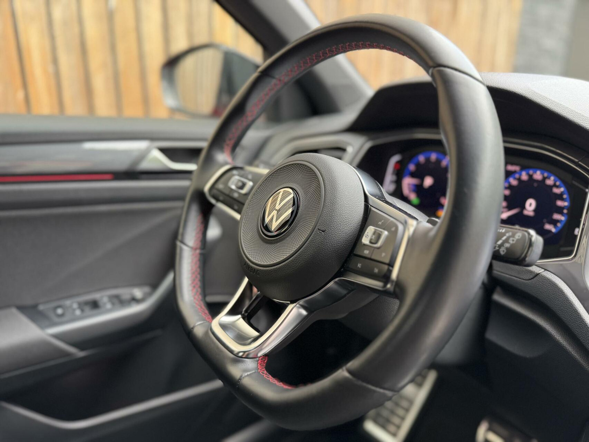 Volkswagen T-Roc 1.5 TSI R-line Automaat | Stoelverwarming | Achteruitrijcamera | Climate control adaptief | Climate control | Keyless entry&start | LED verlichting | Parkeersensoren voor en achter 46544507-55.jpg | Timcars.nl
