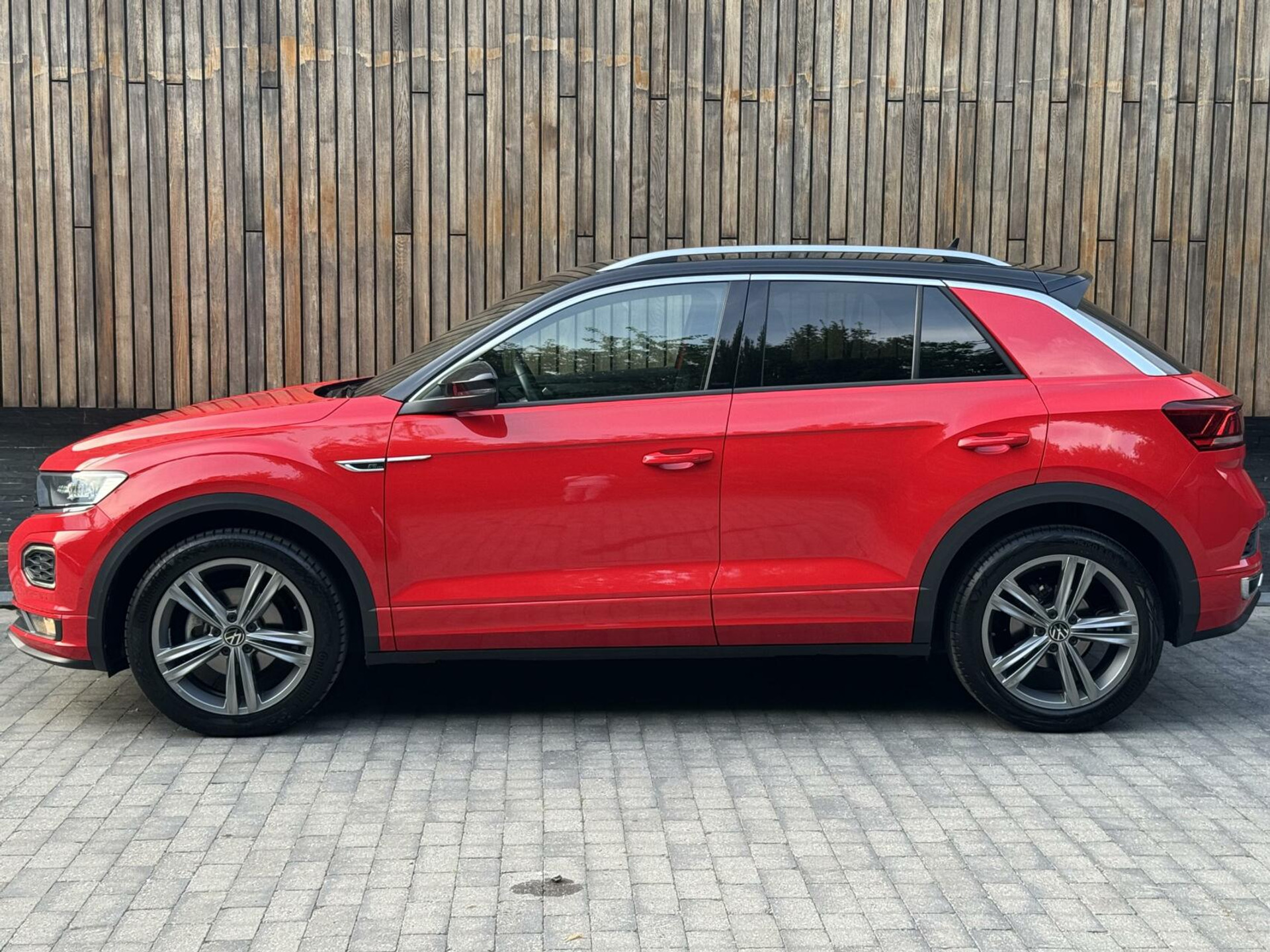 Volkswagen T-Roc 1.5 TSI R-line Automaat | Stoelverwarming | Achteruitrijcamera | Climate control adaptief | Climate control | Keyless entry&start | LED verlichting | Parkeersensoren voor en achter 46544507-60.jpg | Timcars.nl