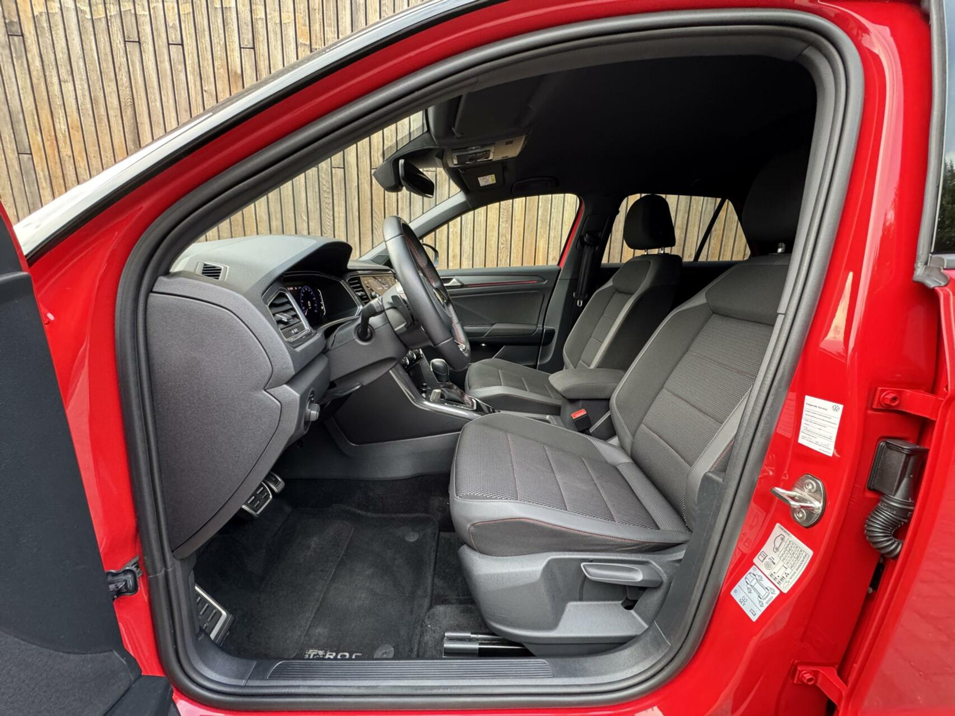 Volkswagen T-Roc 1.5 TSI R-line Automaat | Stoelverwarming | Achteruitrijcamera | Climate control adaptief | Climate control | Keyless entry&start | LED verlichting | Parkeersensoren voor en achter 46544507-8.jpg | Timcars.nl