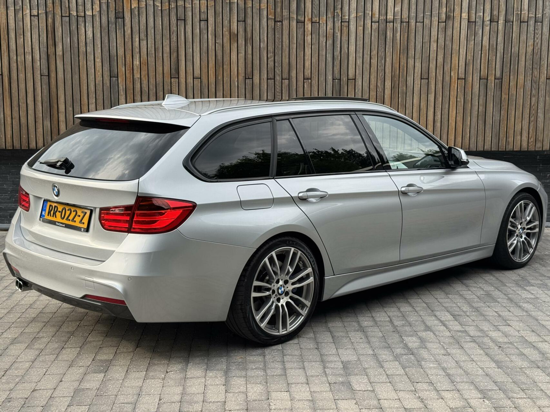 BMW 3 Serie Touring 325d M-pakket M-sport Automaat | Panoramadak | Stoelverwarming | Leer | Sportstoelen | Xenon verlichting | Cruise control | Harman Kardon audio | Parkeersensoren voor en achter | Achteruitrijcamera 46544567-1.jpg | Timcars.nl