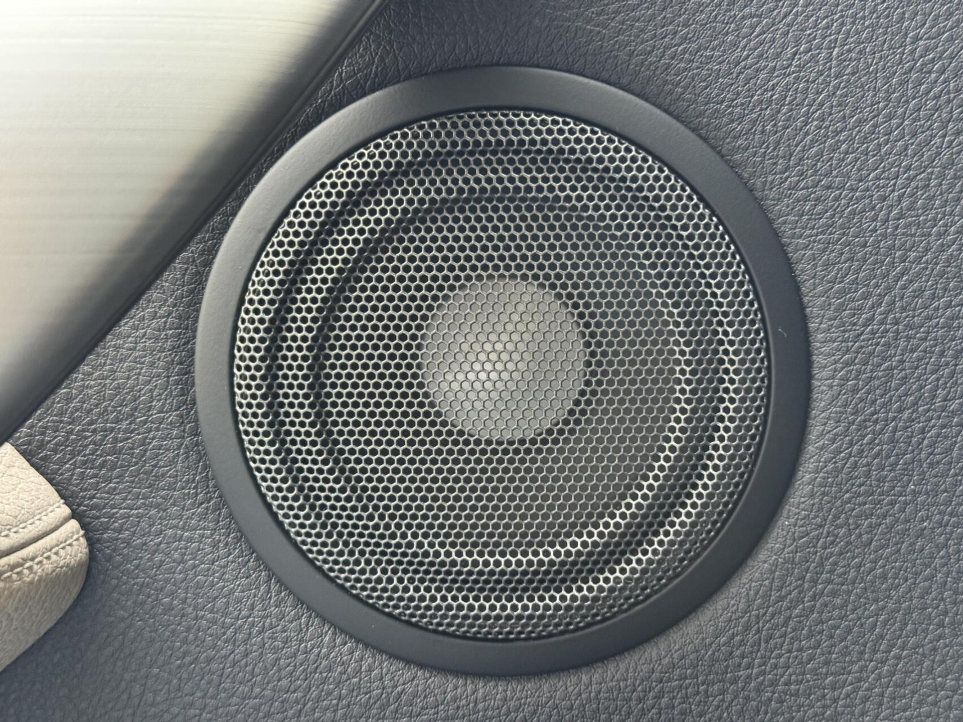 BMW 3 Serie Touring 325d M-pakket M-sport Automaat | Panoramadak | Stoelverwarming | Leer | Sportstoelen | Xenon verlichting | Cruise control | Harman Kardon audio | Parkeersensoren voor en achter | Achteruitrijcamera 46544567-12.jpg | Timcars.nl