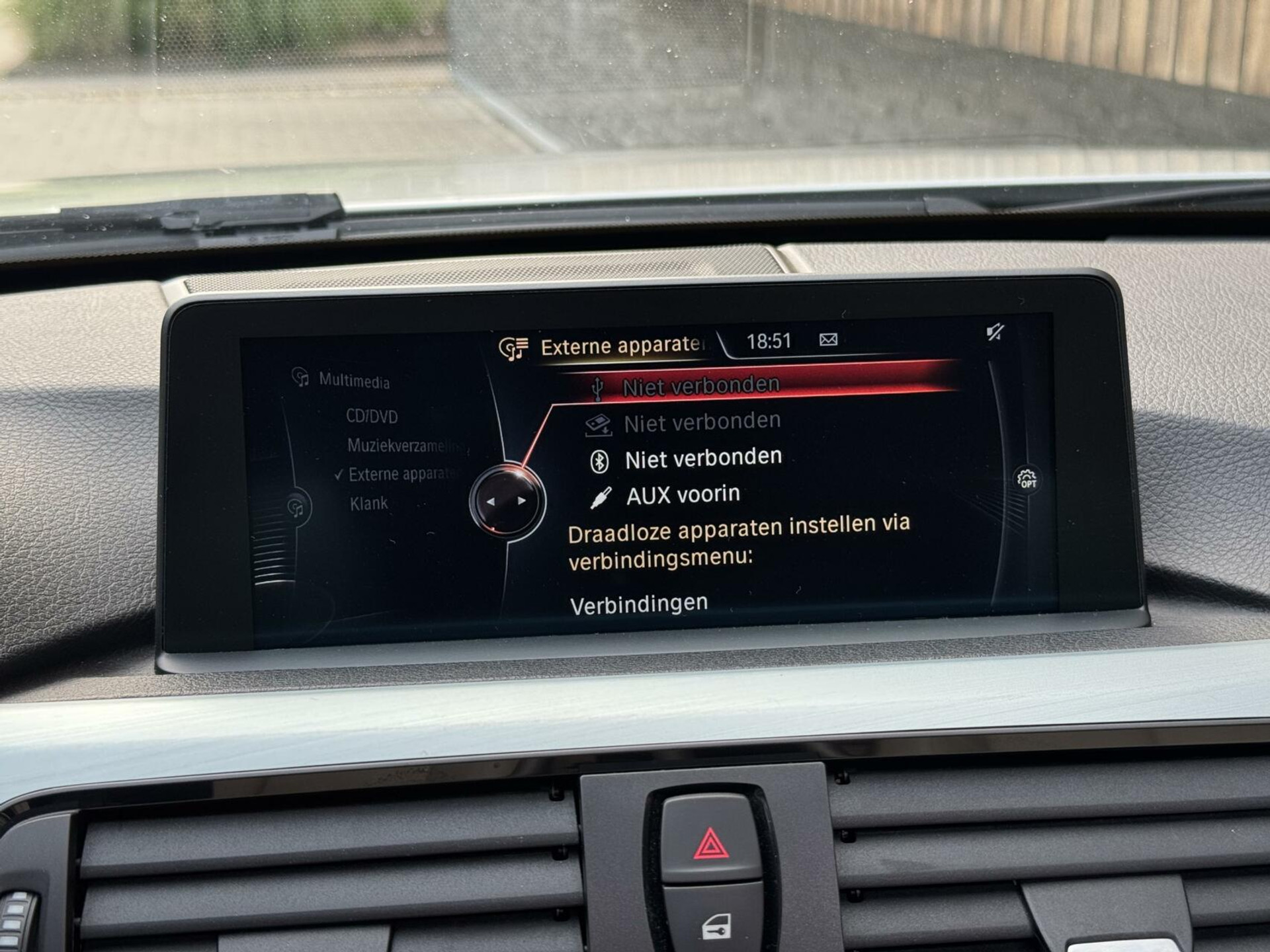 BMW 3 Serie Touring 325d M-pakket M-sport Automaat | Panoramadak | Stoelverwarming | Leer | Sportstoelen | Xenon verlichting | Cruise control | Harman Kardon audio | Parkeersensoren voor en achter | Achteruitrijcamera 46544567-15.jpg | Timcars.nl