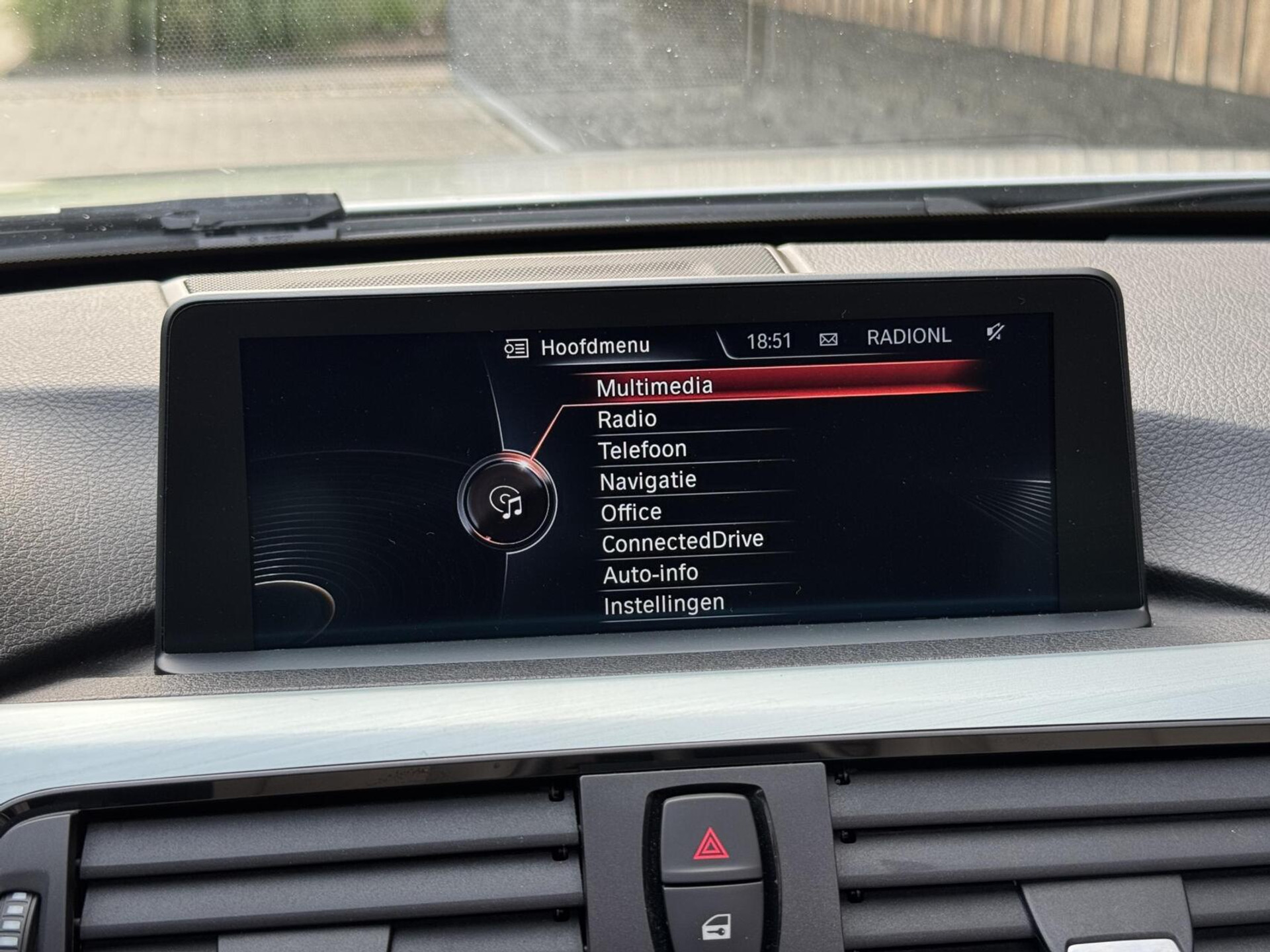 BMW 3 Serie Touring 325d M-pakket M-sport Automaat | Panoramadak | Stoelverwarming | Leer | Sportstoelen | Xenon verlichting | Cruise control | Harman Kardon audio | Parkeersensoren voor en achter | Achteruitrijcamera 46544567-17.jpg | Timcars.nl