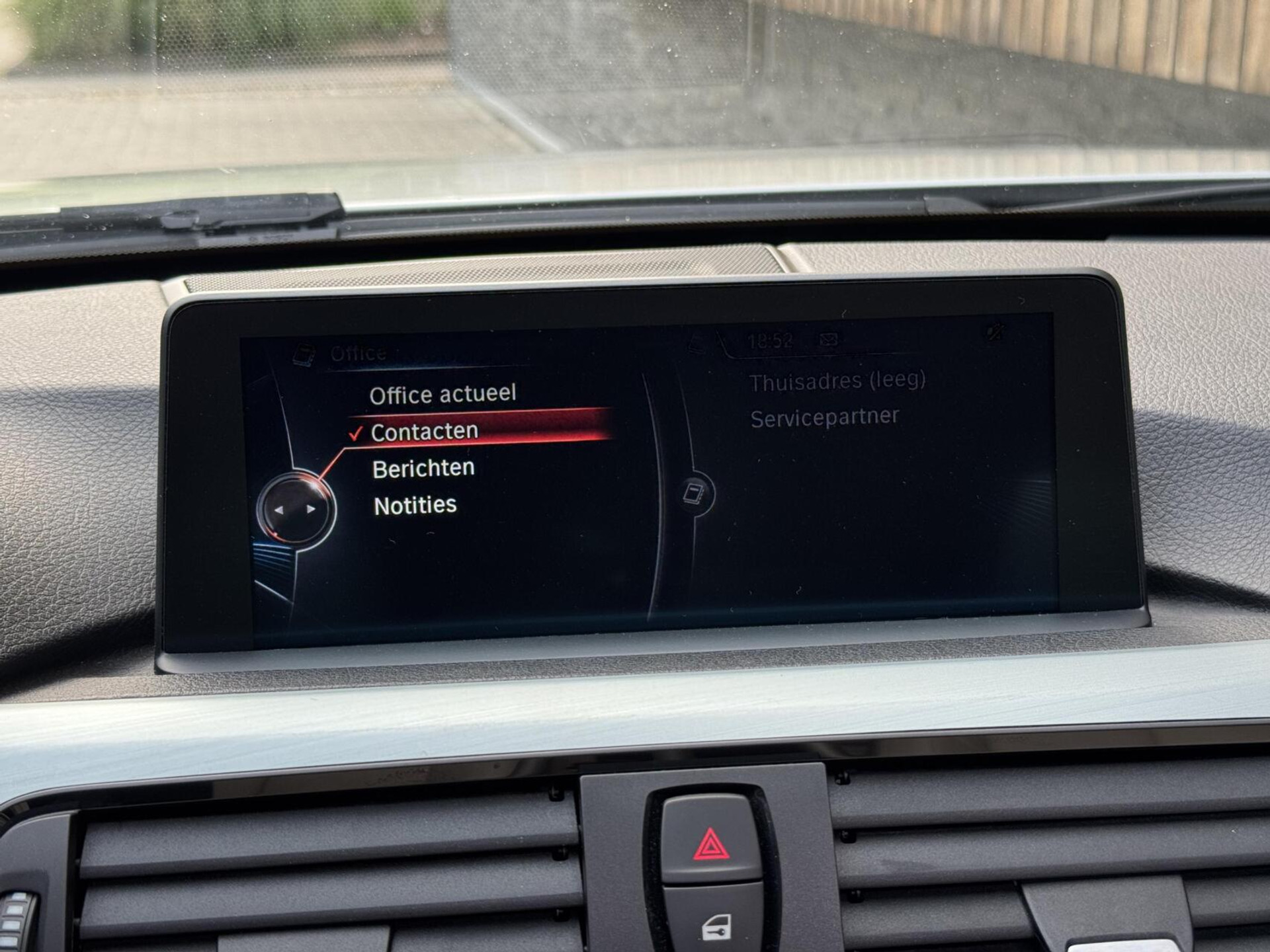 BMW 3 Serie Touring 325d M-pakket M-sport Automaat | Panoramadak | Stoelverwarming | Leer | Sportstoelen | Xenon verlichting | Cruise control | Harman Kardon audio | Parkeersensoren voor en achter | Achteruitrijcamera 46544567-19.jpg | Timcars.nl