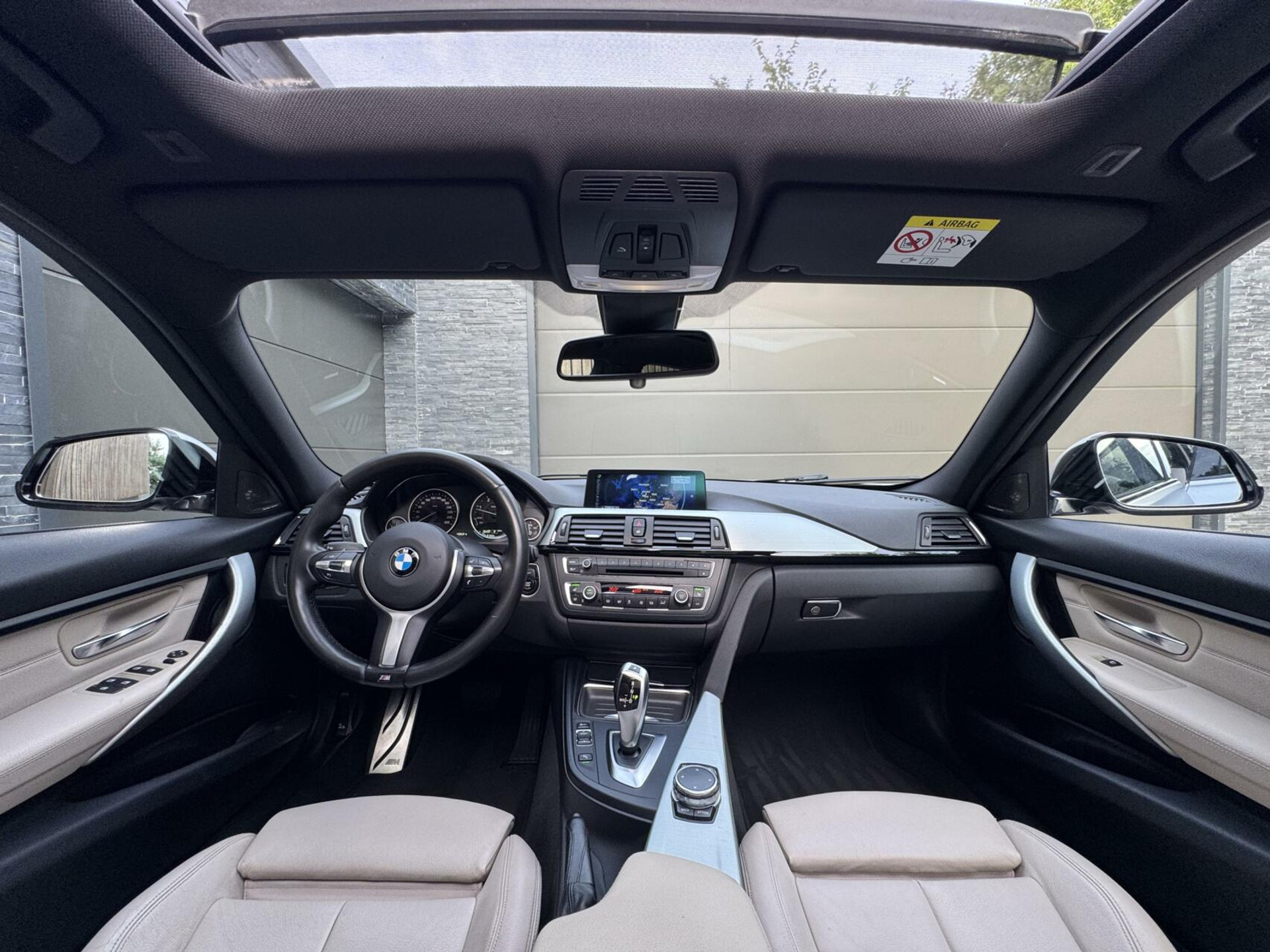 BMW 3 Serie Touring 325d M-pakket M-sport Automaat | Panoramadak | Stoelverwarming | Leer | Sportstoelen | Xenon verlichting | Cruise control | Harman Kardon audio | Parkeersensoren voor en achter | Achteruitrijcamera 46544567-2.jpg | Timcars.nl