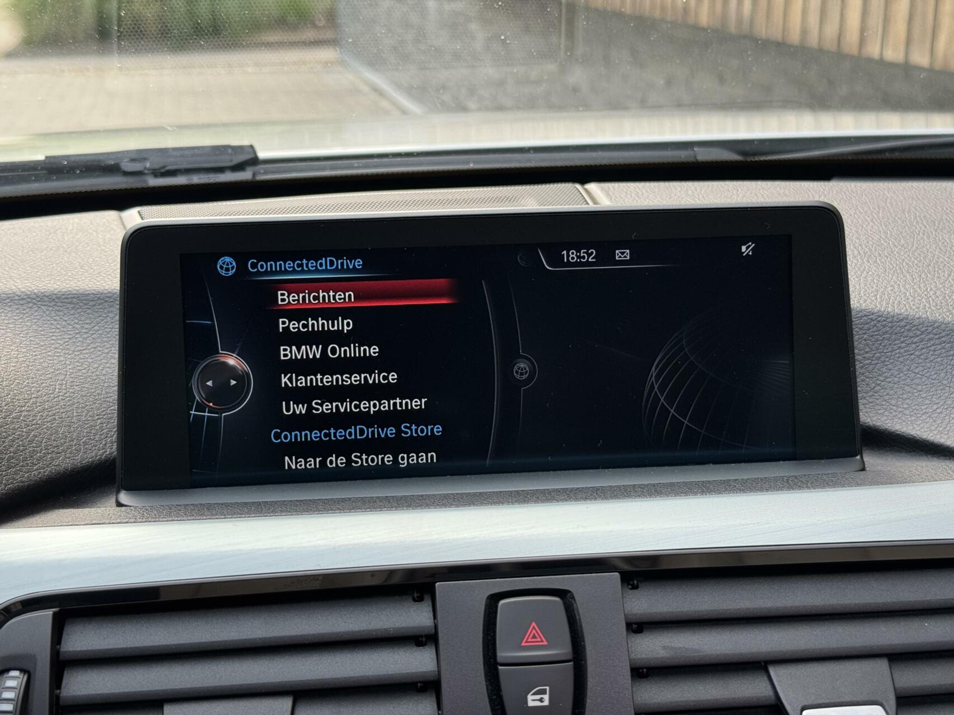 BMW 3 Serie Touring 325d M-pakket M-sport Automaat | Panoramadak | Stoelverwarming | Leer | Sportstoelen | Xenon verlichting | Cruise control | Harman Kardon audio | Parkeersensoren voor en achter | Achteruitrijcamera 46544567-20.jpg | Timcars.nl