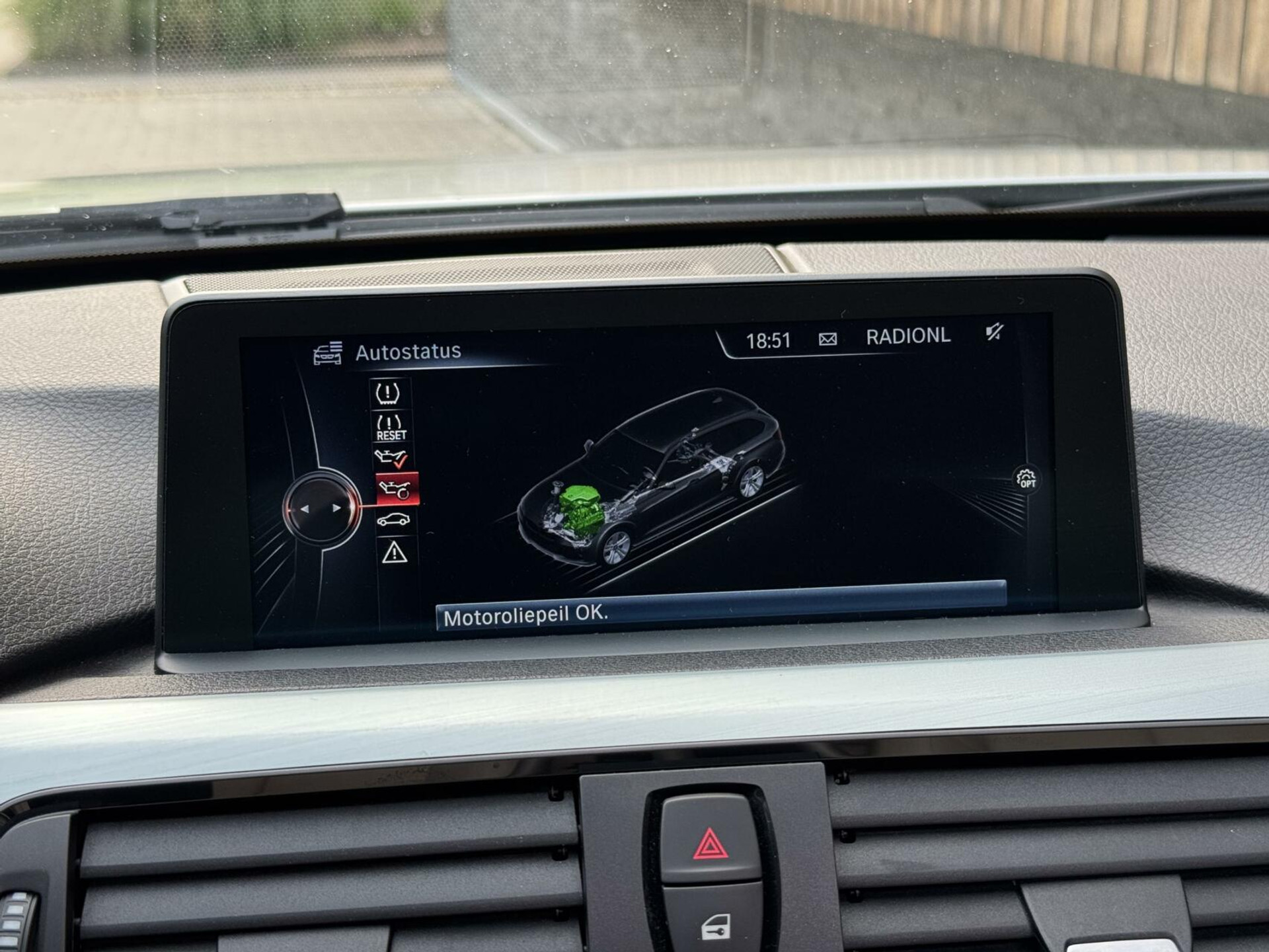 BMW 3 Serie Touring 325d M-pakket M-sport Automaat | Panoramadak | Stoelverwarming | Leer | Sportstoelen | Xenon verlichting | Cruise control | Harman Kardon audio | Parkeersensoren voor en achter | Achteruitrijcamera 46544567-21.jpg | Timcars.nl