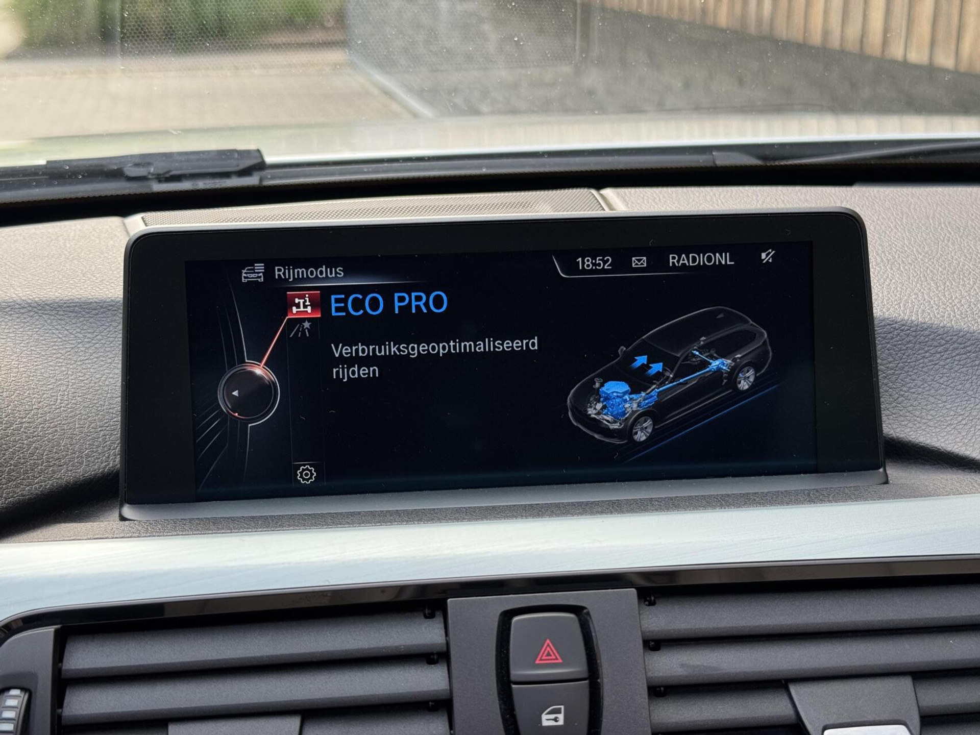 BMW 3 Serie Touring 325d M-pakket M-sport Automaat | Panoramadak | Stoelverwarming | Leer | Sportstoelen | Xenon verlichting | Cruise control | Harman Kardon audio | Parkeersensoren voor en achter | Achteruitrijcamera 46544567-26.jpg | Timcars.nl