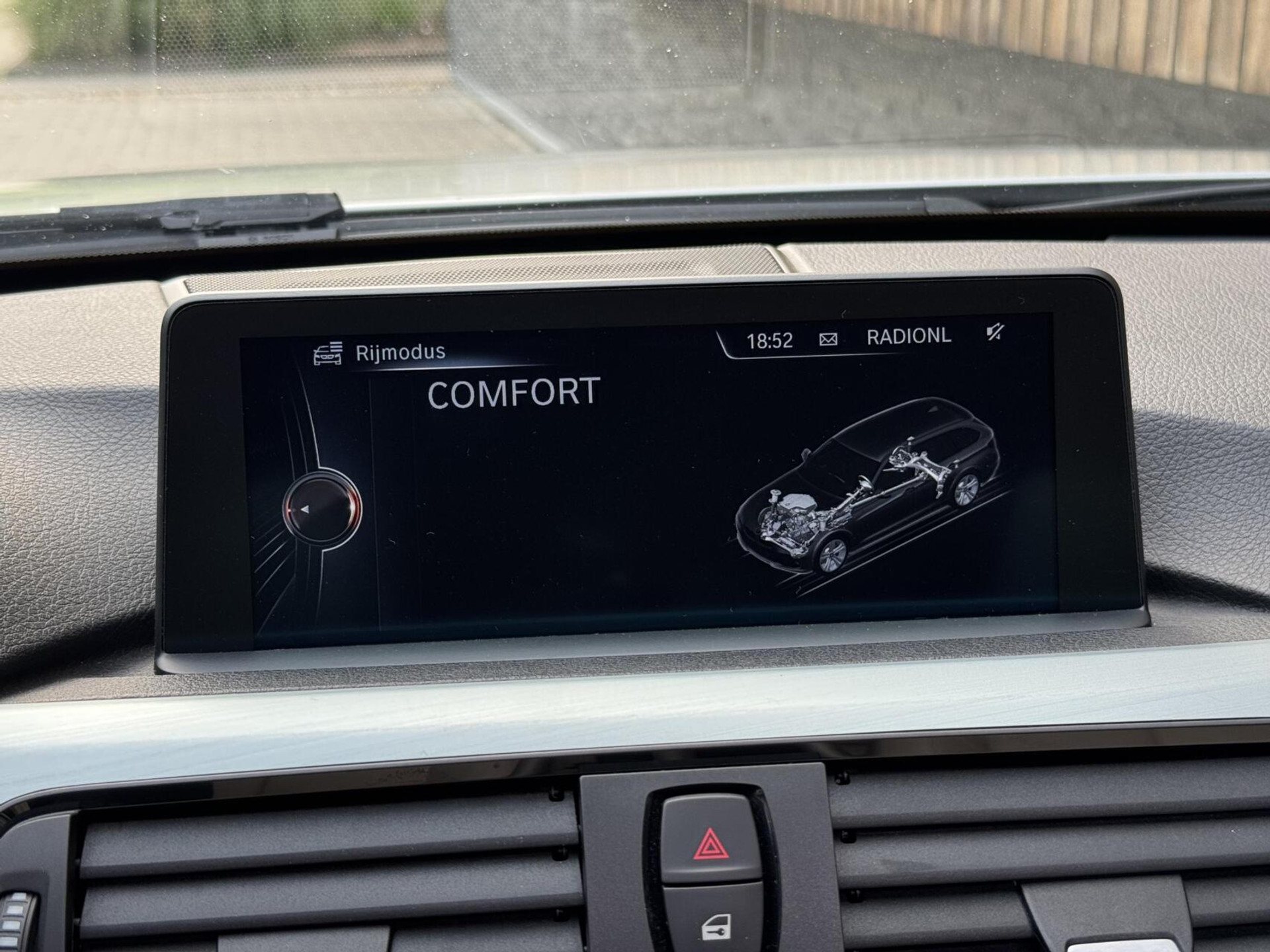 BMW 3 Serie Touring 325d M-pakket M-sport Automaat | Panoramadak | Stoelverwarming | Leer | Sportstoelen | Xenon verlichting | Cruise control | Harman Kardon audio | Parkeersensoren voor en achter | Achteruitrijcamera 46544567-27.jpg | Timcars.nl