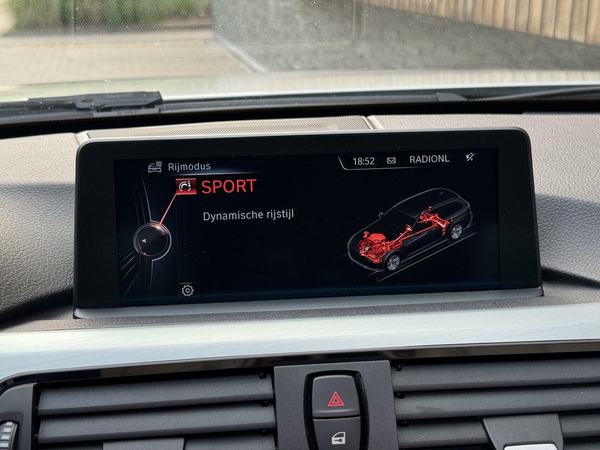 BMW 3 Serie Touring 325d M-pakket M-sport Automaat | Panoramadak | Stoelverwarming | Leer | Sportstoelen | Xenon verlichting | Cruise control | Harman Kardon audio | Parkeersensoren voor en achter | Achteruitrijcamera 46544567-28.jpg | Timcars.nl