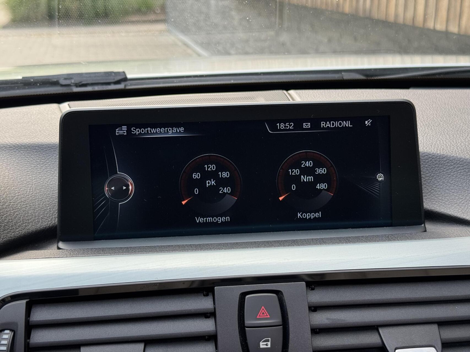 BMW 3 Serie Touring 325d M-pakket M-sport Automaat | Panoramadak | Stoelverwarming | Leer | Sportstoelen | Xenon verlichting | Cruise control | Harman Kardon audio | Parkeersensoren voor en achter | Achteruitrijcamera 46544567-29.jpg | Timcars.nl