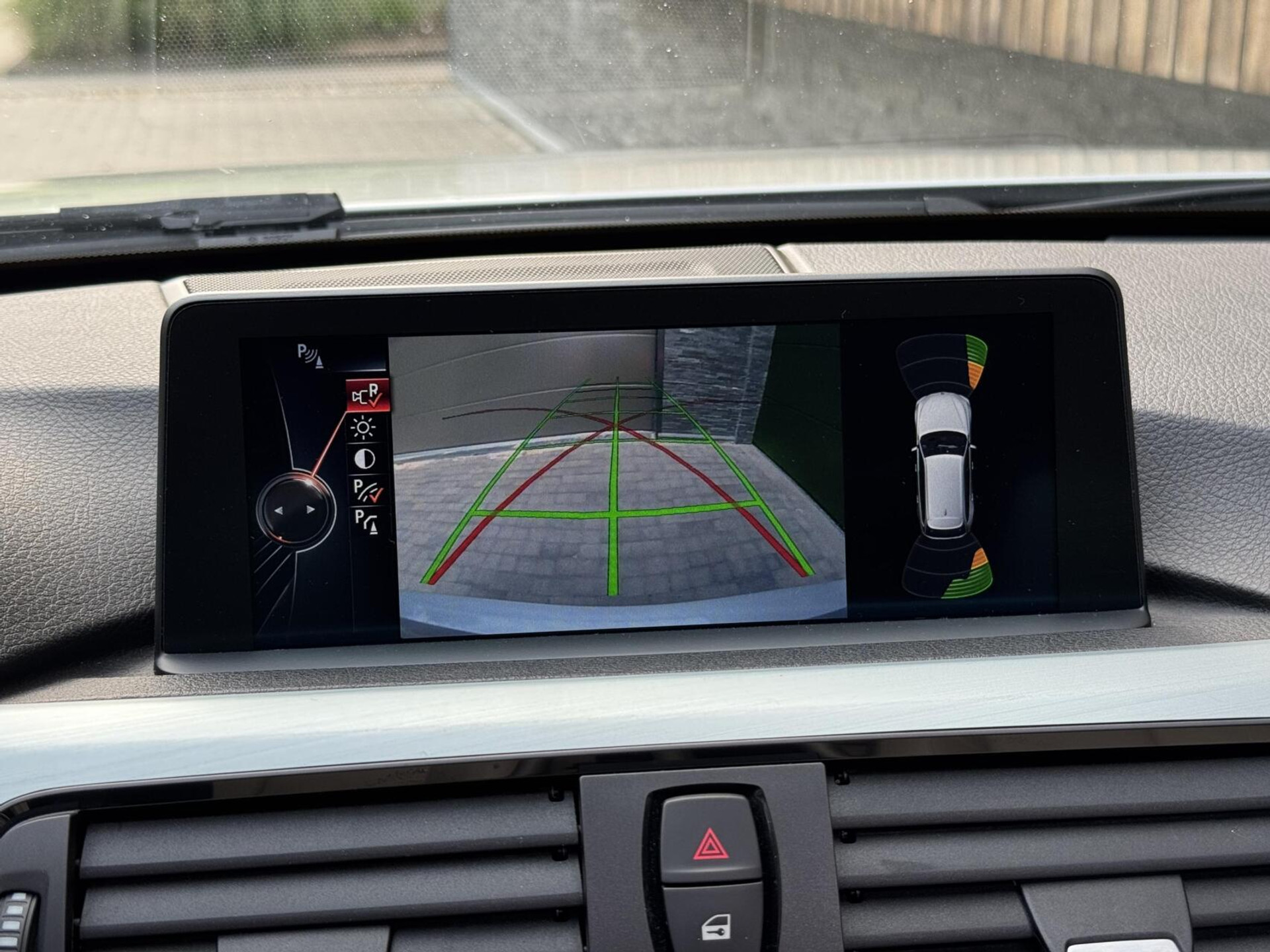 BMW 3 Serie Touring 325d M-pakket M-sport Automaat | Panoramadak | Stoelverwarming | Leer | Sportstoelen | Xenon verlichting | Cruise control | Harman Kardon audio | Parkeersensoren voor en achter | Achteruitrijcamera 46544567-31.jpg | Timcars.nl