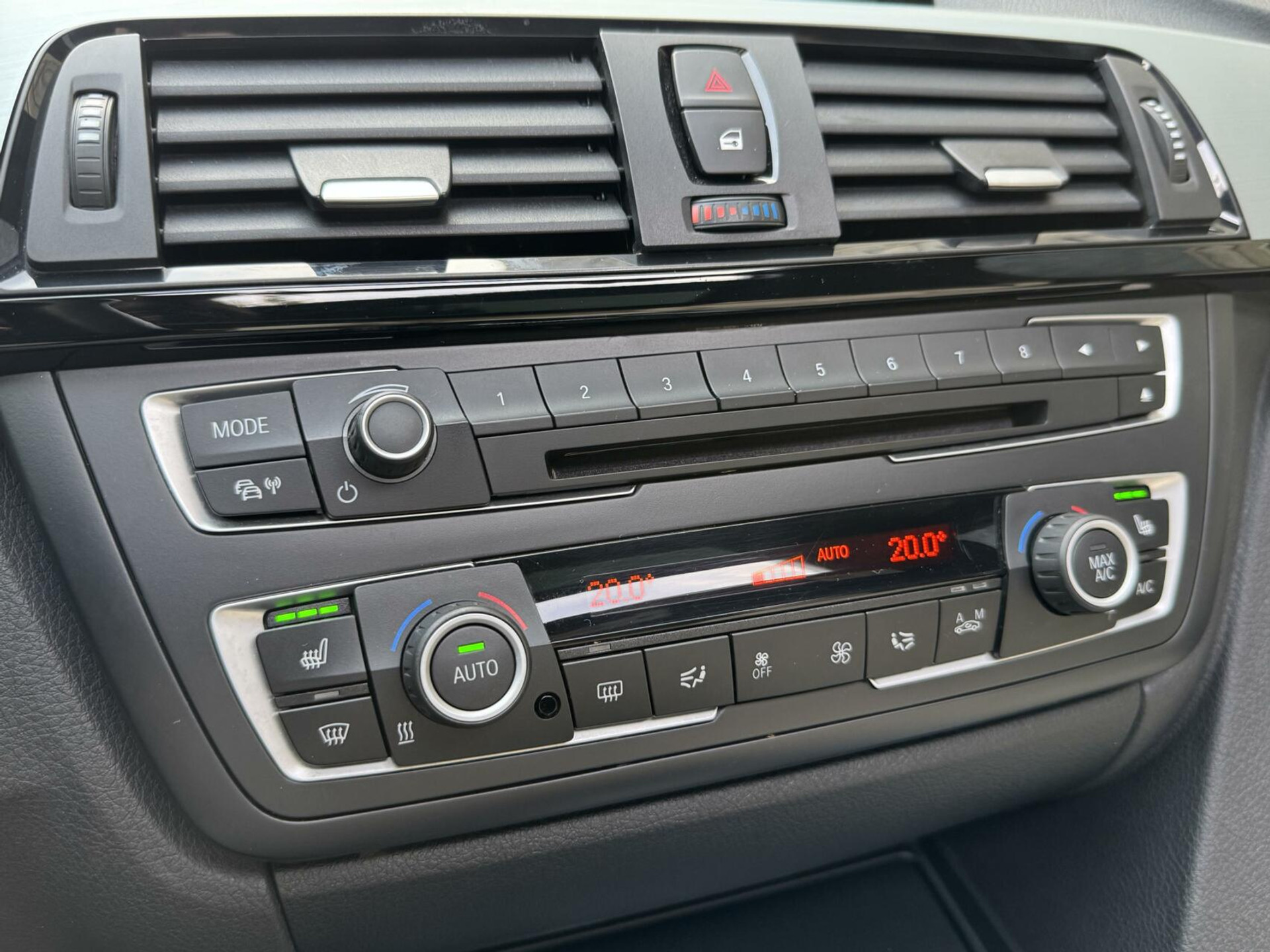 BMW 3 Serie Touring 325d M-pakket M-sport Automaat | Panoramadak | Stoelverwarming | Leer | Sportstoelen | Xenon verlichting | Cruise control | Harman Kardon audio | Parkeersensoren voor en achter | Achteruitrijcamera 46544567-32.jpg | Timcars.nl