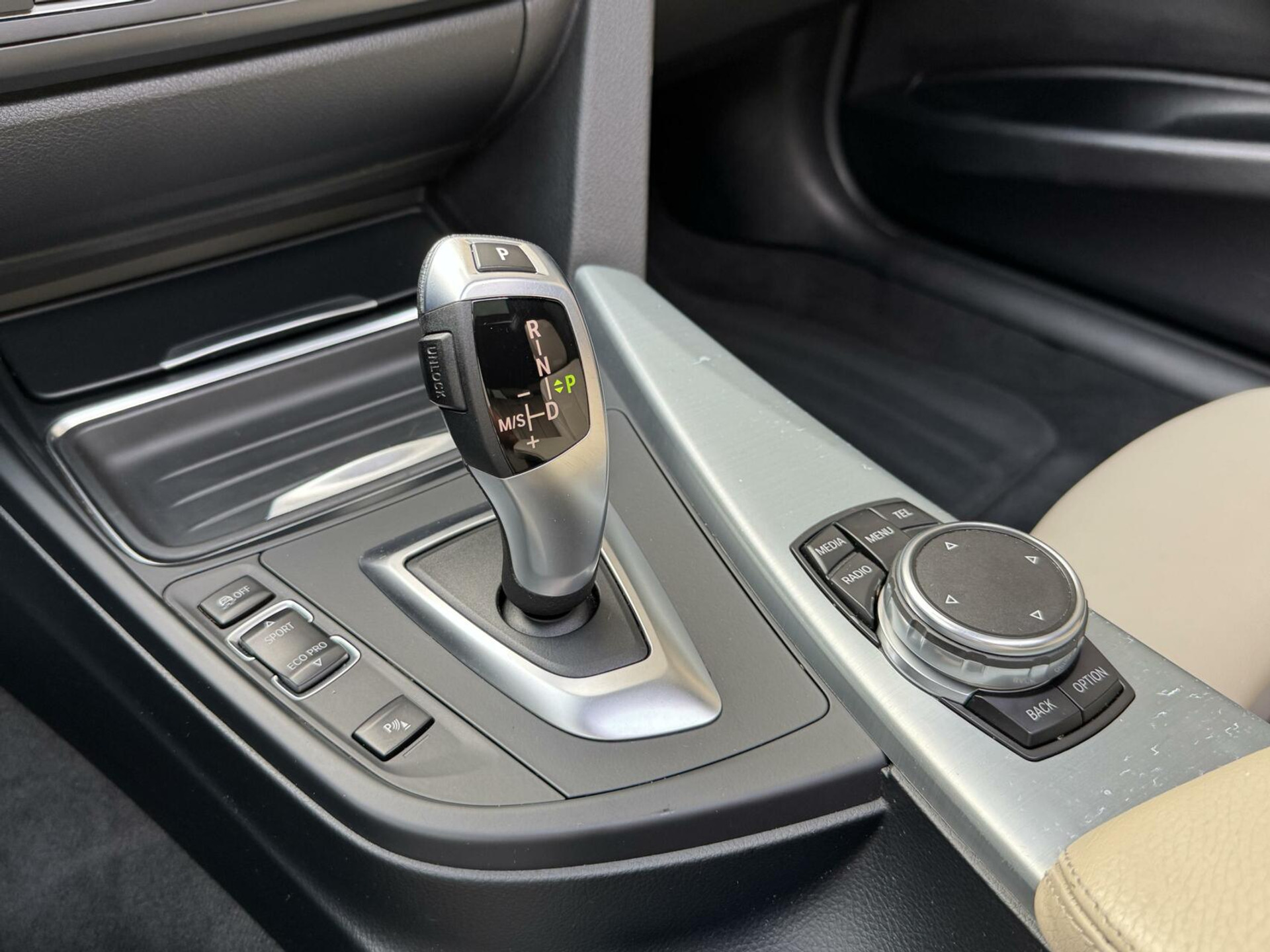 BMW 3 Serie Touring 325d M-pakket M-sport Automaat | Panoramadak | Stoelverwarming | Leer | Sportstoelen | Xenon verlichting | Cruise control | Harman Kardon audio | Parkeersensoren voor en achter | Achteruitrijcamera 46544567-33.jpg | Timcars.nl