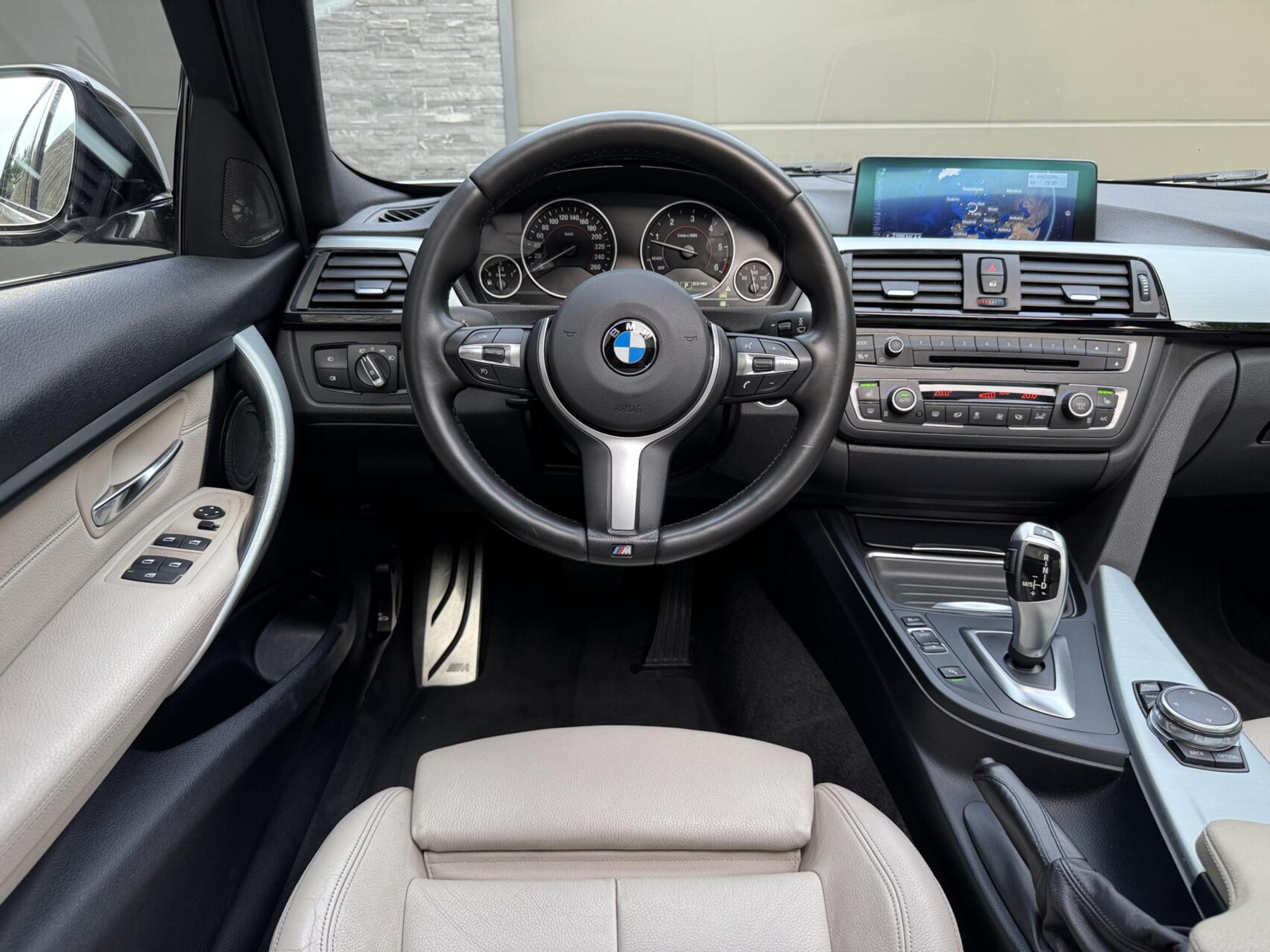BMW 3 Serie Touring 325d M-pakket M-sport Automaat | Panoramadak | Stoelverwarming | Leer | Sportstoelen | Xenon verlichting | Cruise control | Harman Kardon audio | Parkeersensoren voor en achter | Achteruitrijcamera 46544567-34.jpg | Timcars.nl
