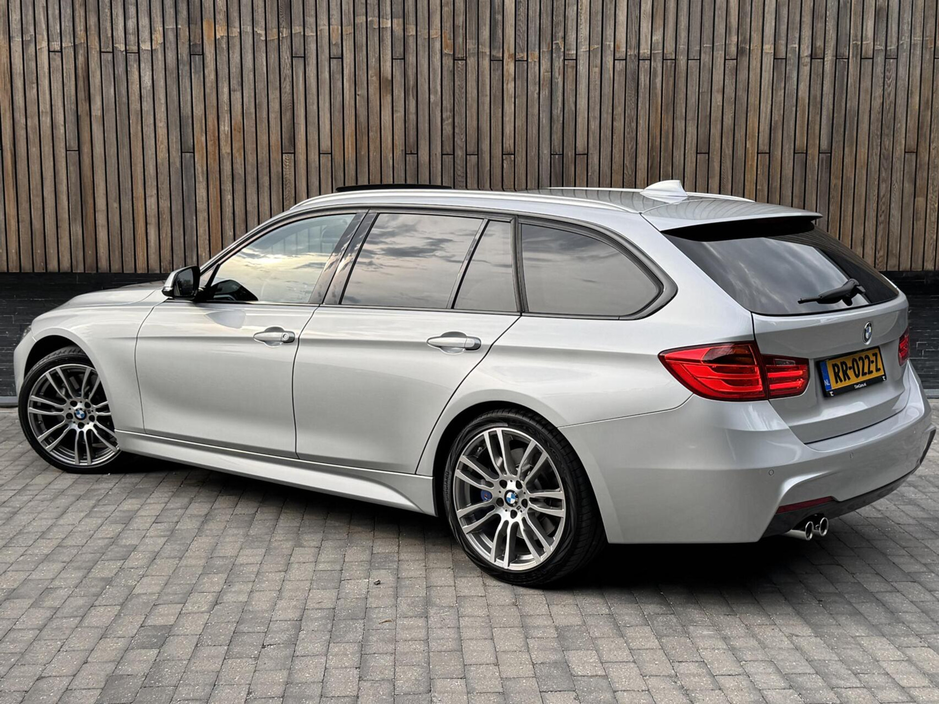 BMW 3 Serie Touring 325d M-pakket M-sport Automaat | Panoramadak | Stoelverwarming | Leer | Sportstoelen | Xenon verlichting | Cruise control | Harman Kardon audio | Parkeersensoren voor en achter | Achteruitrijcamera 46544567-35.jpg | Timcars.nl