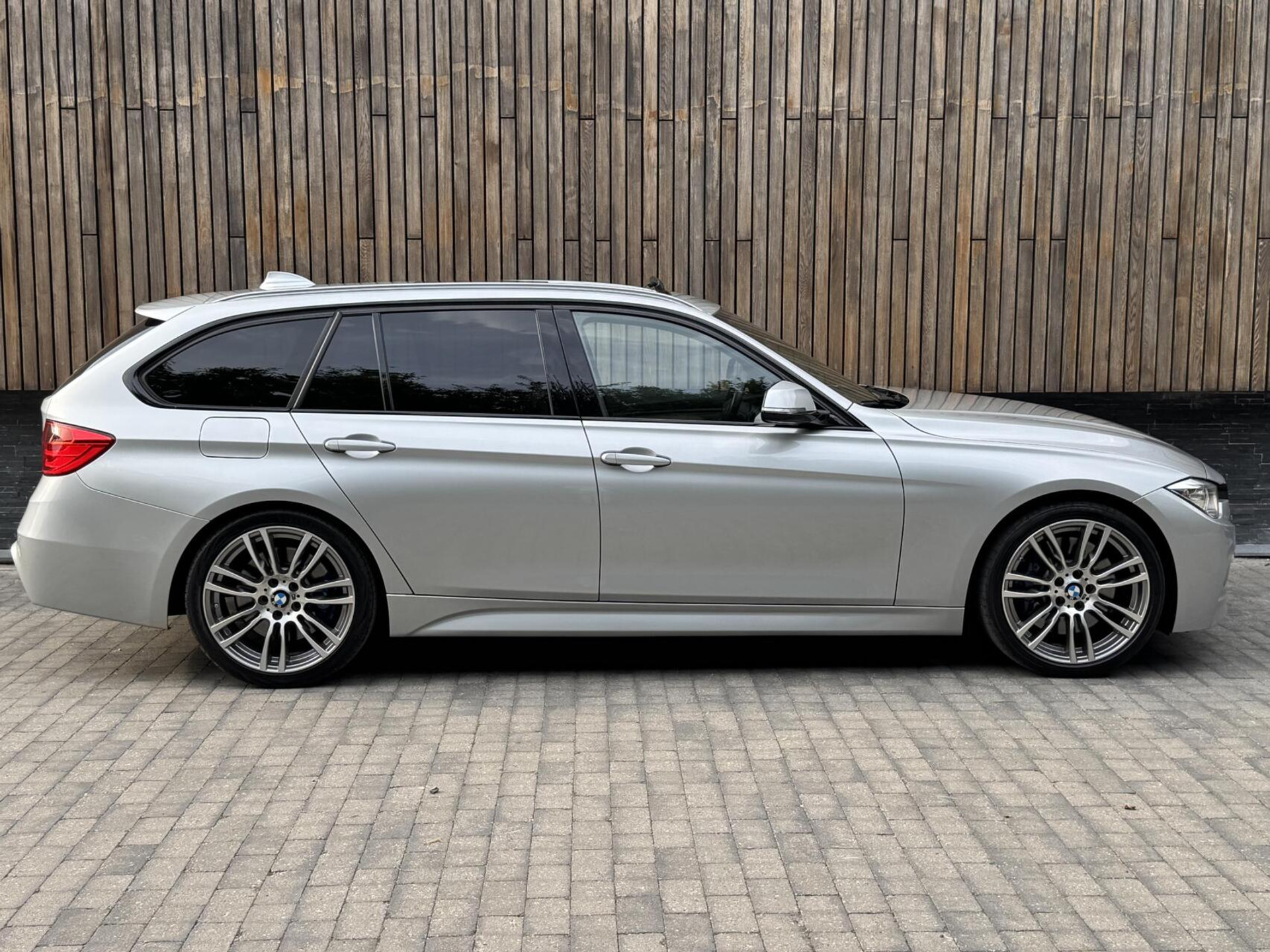 BMW 3 Serie Touring 325d M-pakket M-sport Automaat | Panoramadak | Stoelverwarming | Leer | Sportstoelen | Xenon verlichting | Cruise control | Harman Kardon audio | Parkeersensoren voor en achter | Achteruitrijcamera 46544567-36.jpg | Timcars.nl