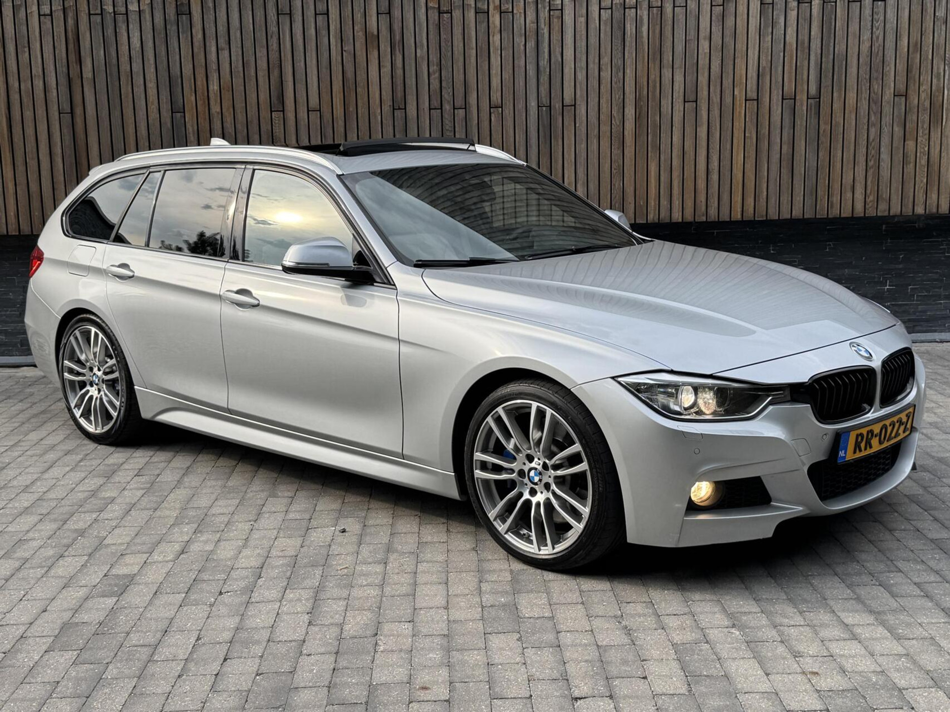 BMW 3 Serie Touring 325d M-pakket M-sport Automaat | Panoramadak | Stoelverwarming | Leer | Sportstoelen | Xenon verlichting | Cruise control | Harman Kardon audio | Parkeersensoren voor en achter | Achteruitrijcamera 46544567-37.jpg | Timcars.nl