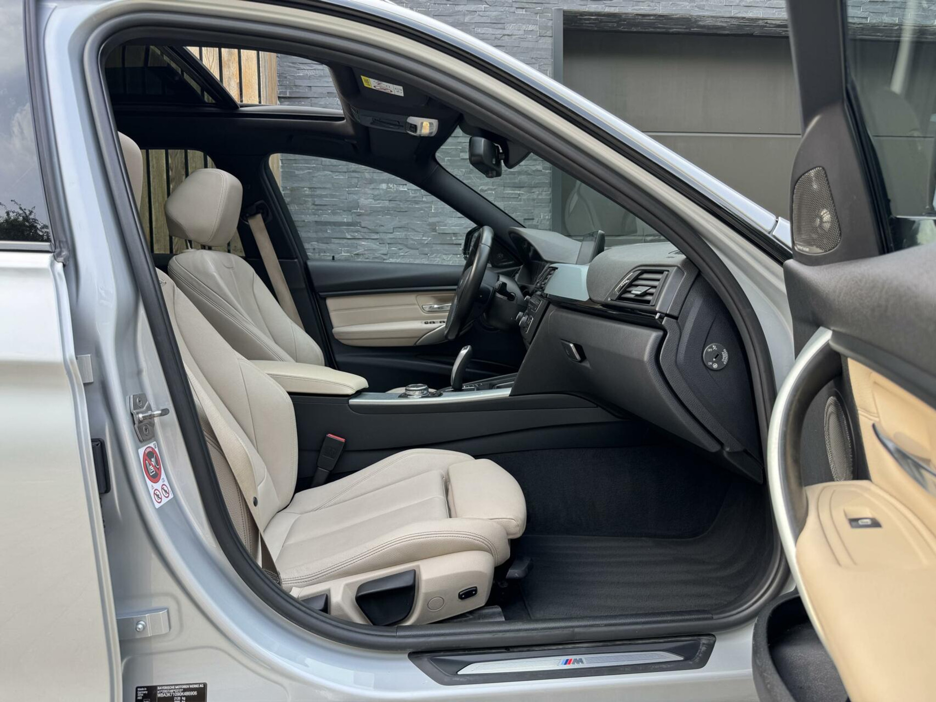 BMW 3 Serie Touring 325d M-pakket M-sport Automaat | Panoramadak | Stoelverwarming | Leer | Sportstoelen | Xenon verlichting | Cruise control | Harman Kardon audio | Parkeersensoren voor en achter | Achteruitrijcamera 46544567-38.jpg | Timcars.nl